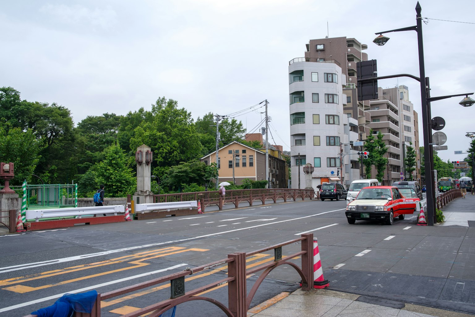 Vue de rue avec verdure et bâtiments modernes