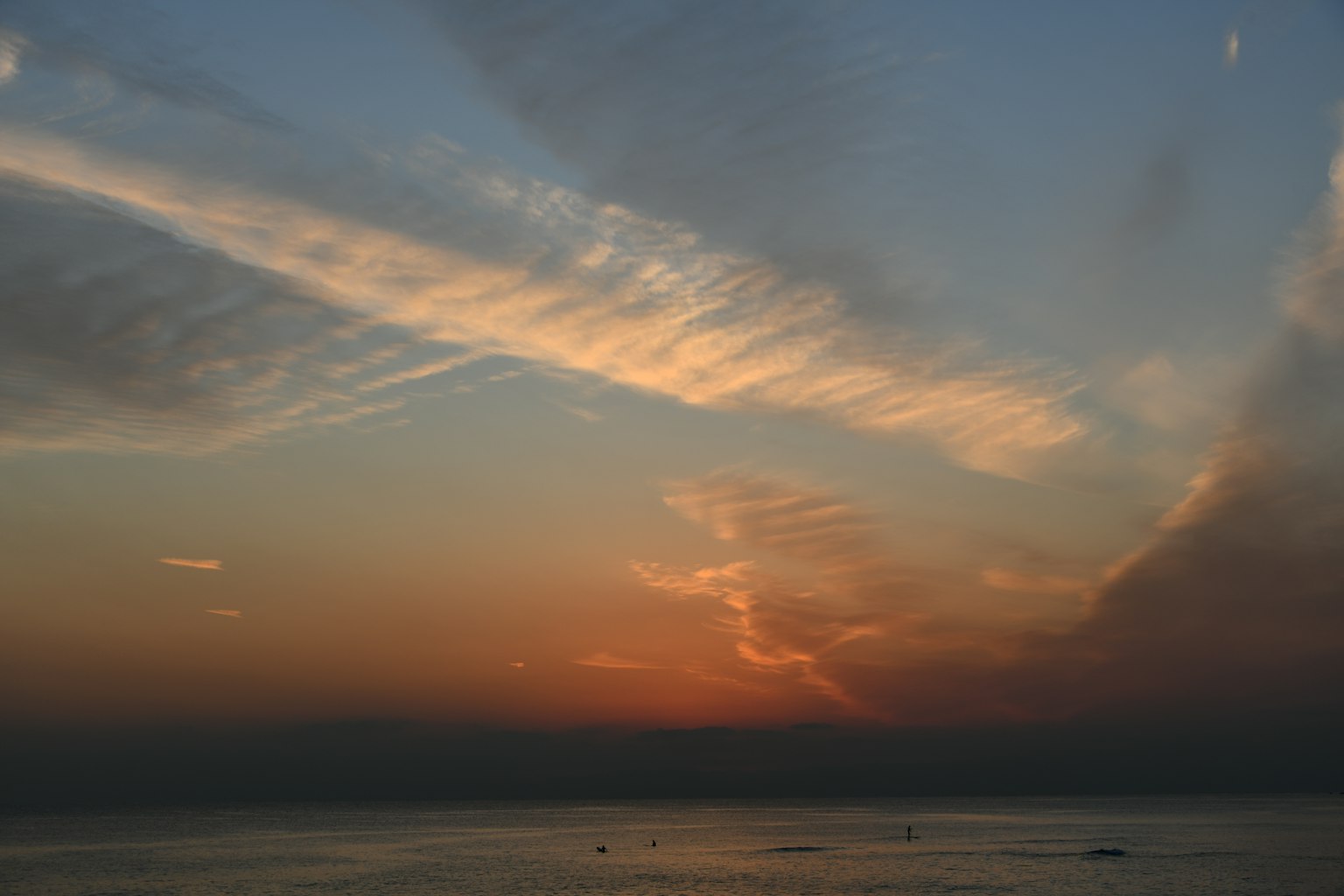 Tramonto vibrante sull'oceano con nuvole colorate