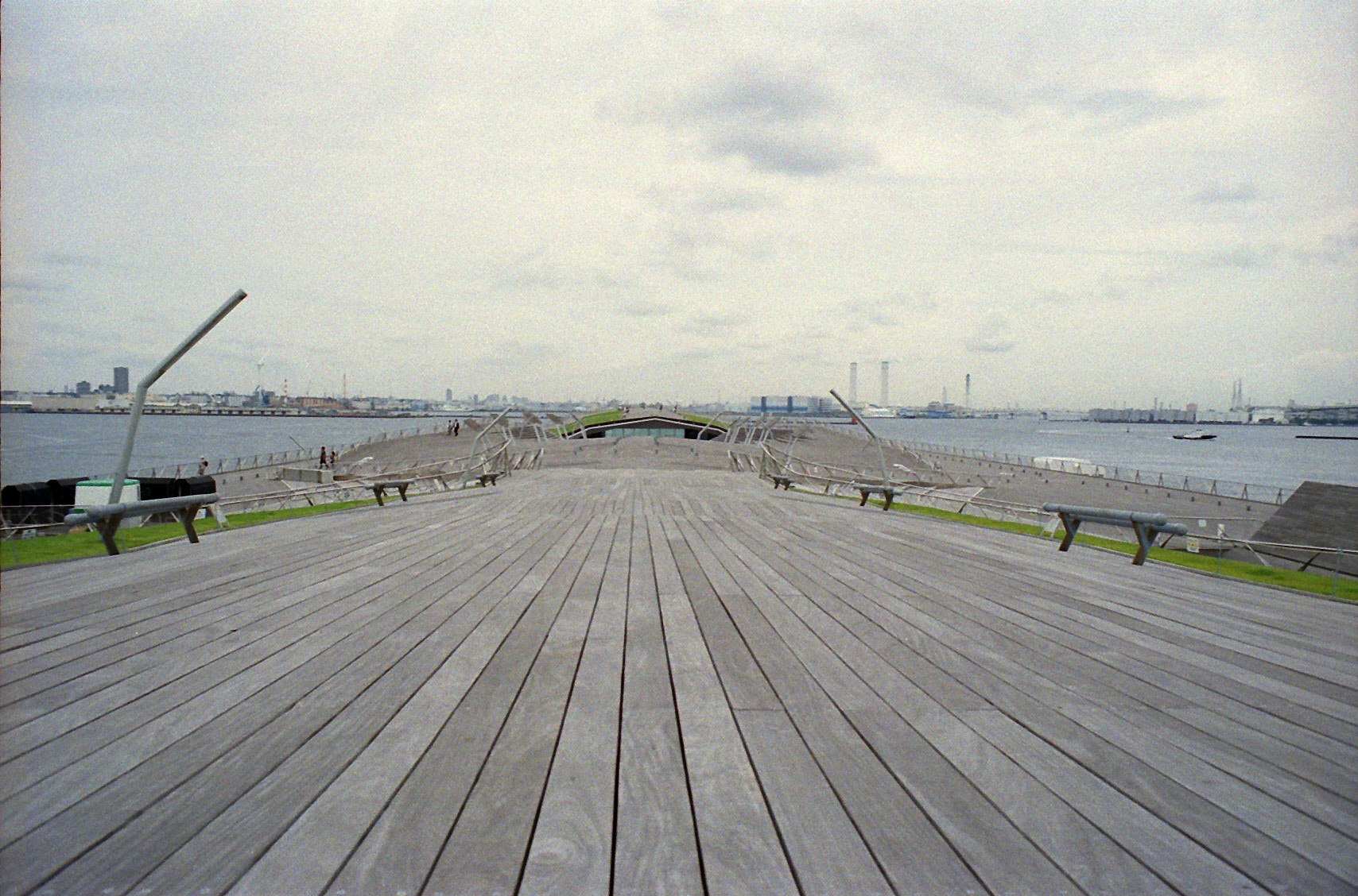 Blick von einer Holzpier am Meer