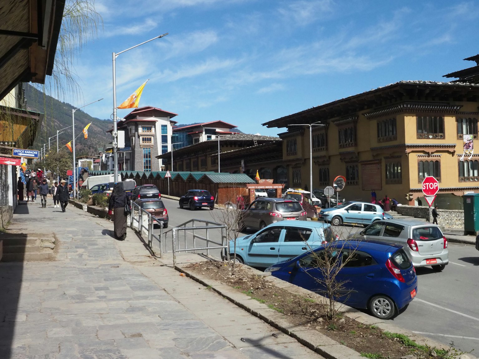 Belebte Straßenszene in Bhutan mit blauem Himmel und traditionellen Gebäuden