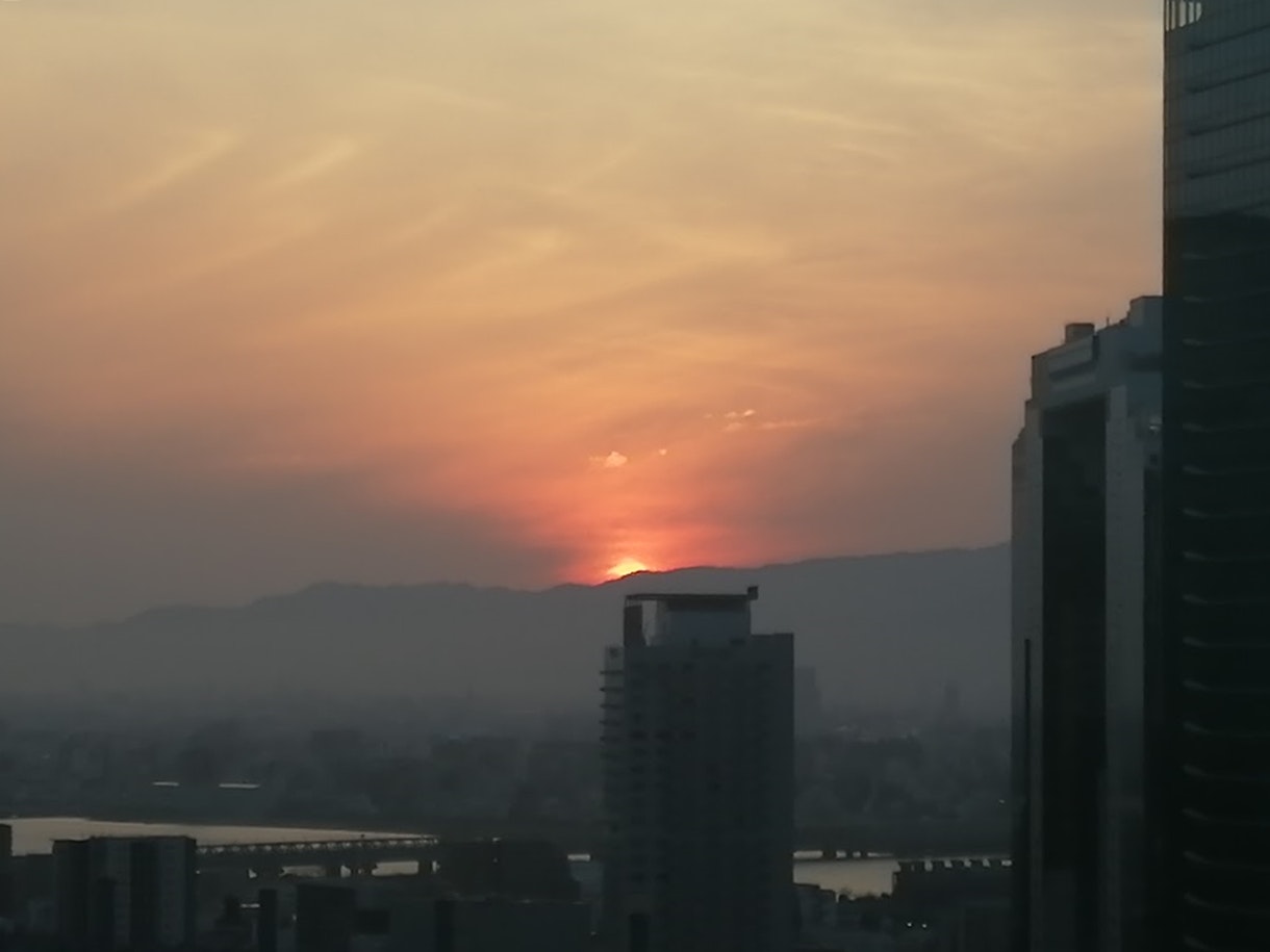 夕焼けの空と街並みのシルエット