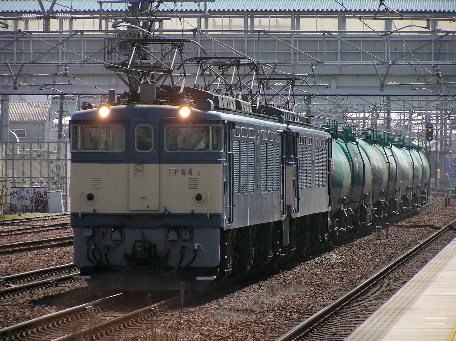 Locomotora eléctrica tirando un tren de carga en vías