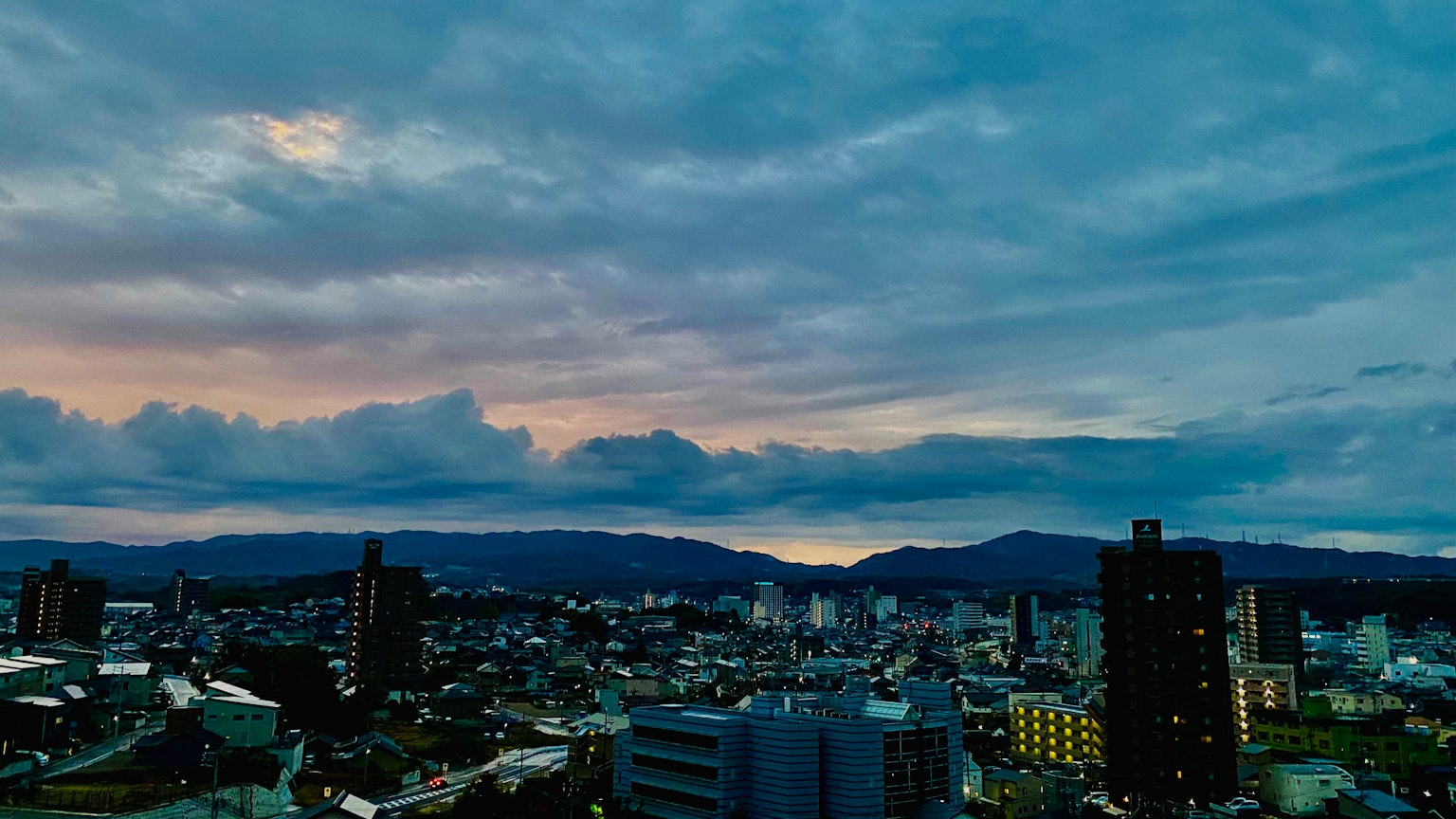 Skyline de la ville au crépuscule avec des nuages expansifs