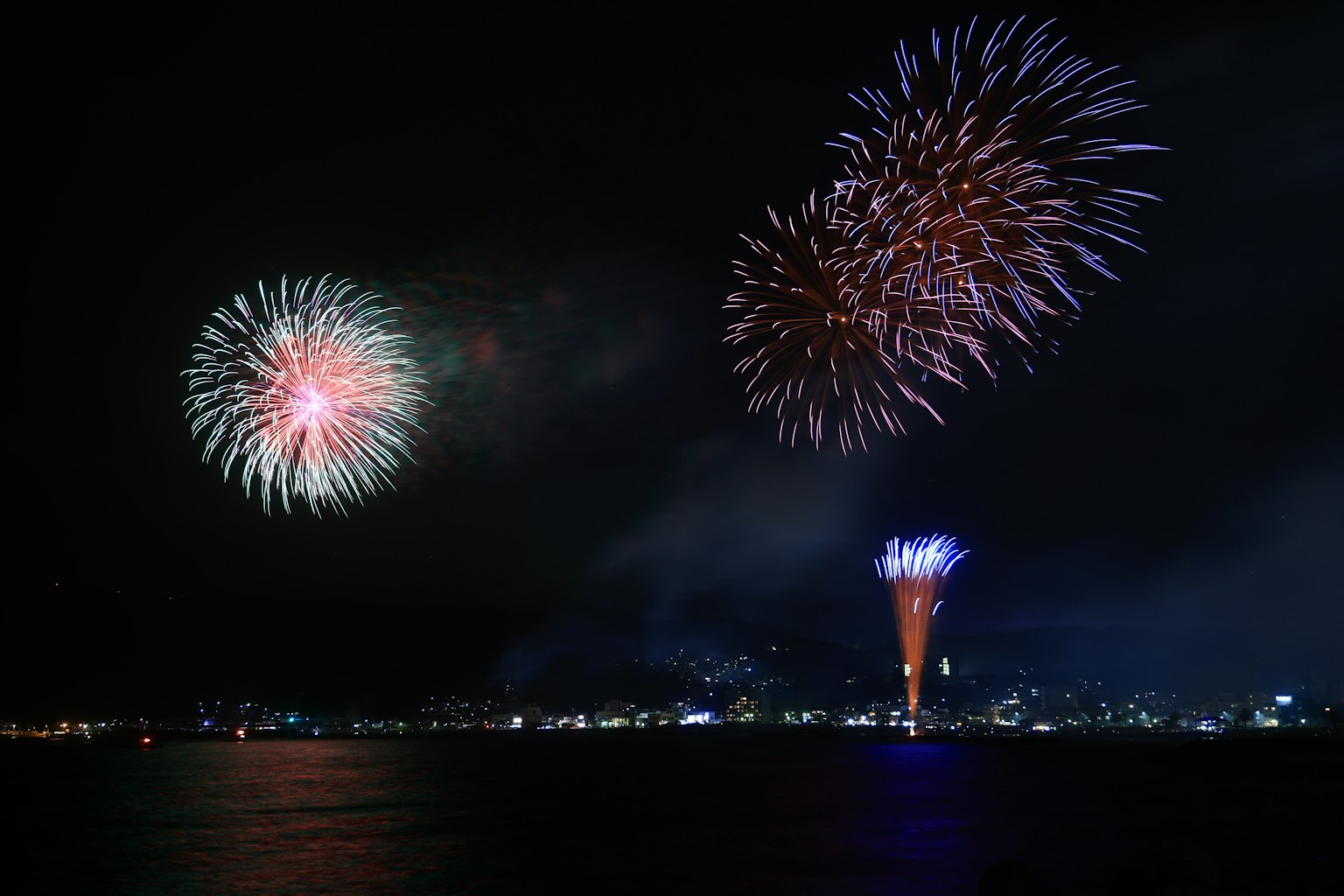 Fuochi d'artificio colorati che esplodono nel cielo notturno
