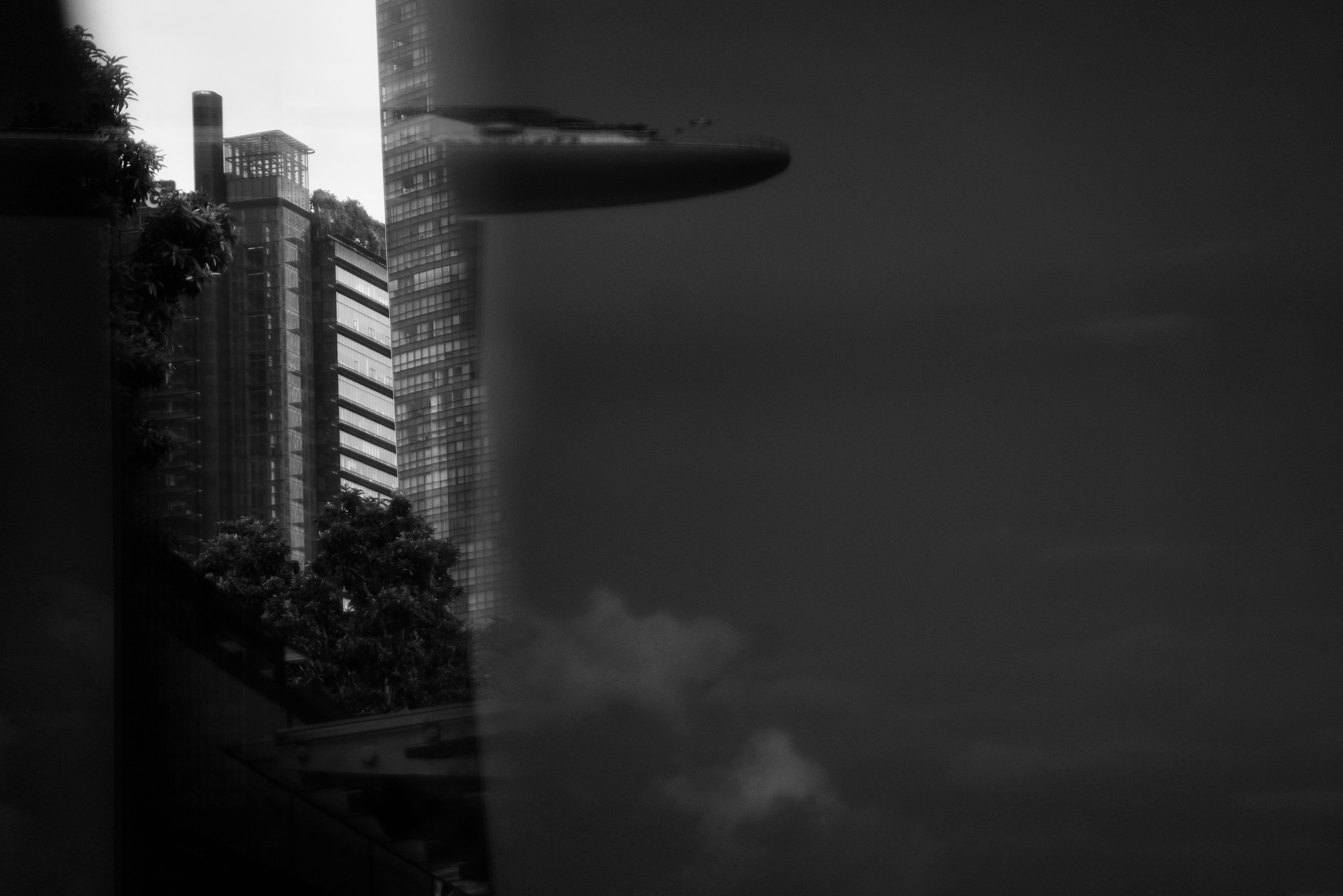 高層ビルと雲のダブル露光のモノクロ風景