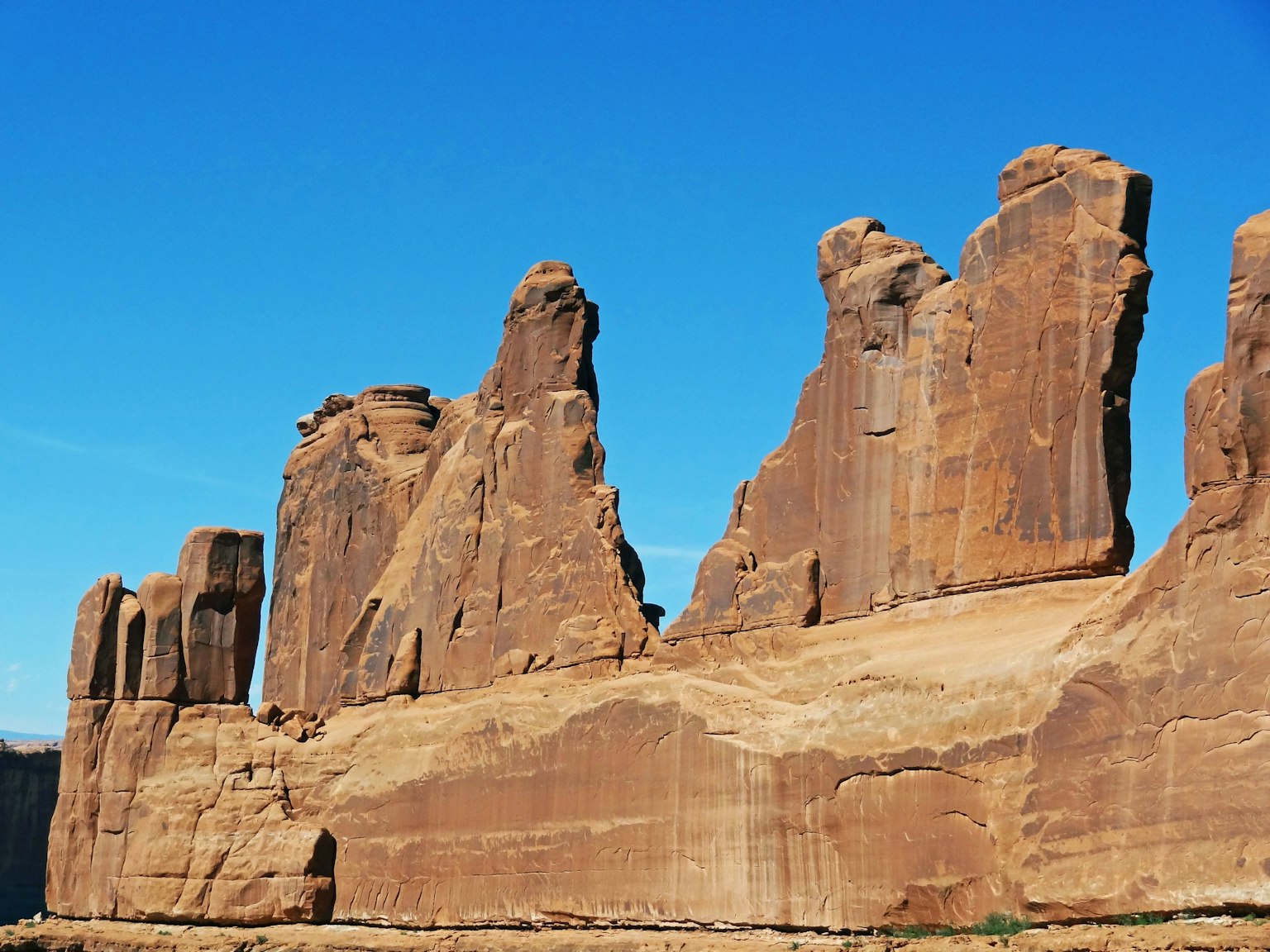 Formations rocheuses uniques s'élevant sous un ciel bleu clair