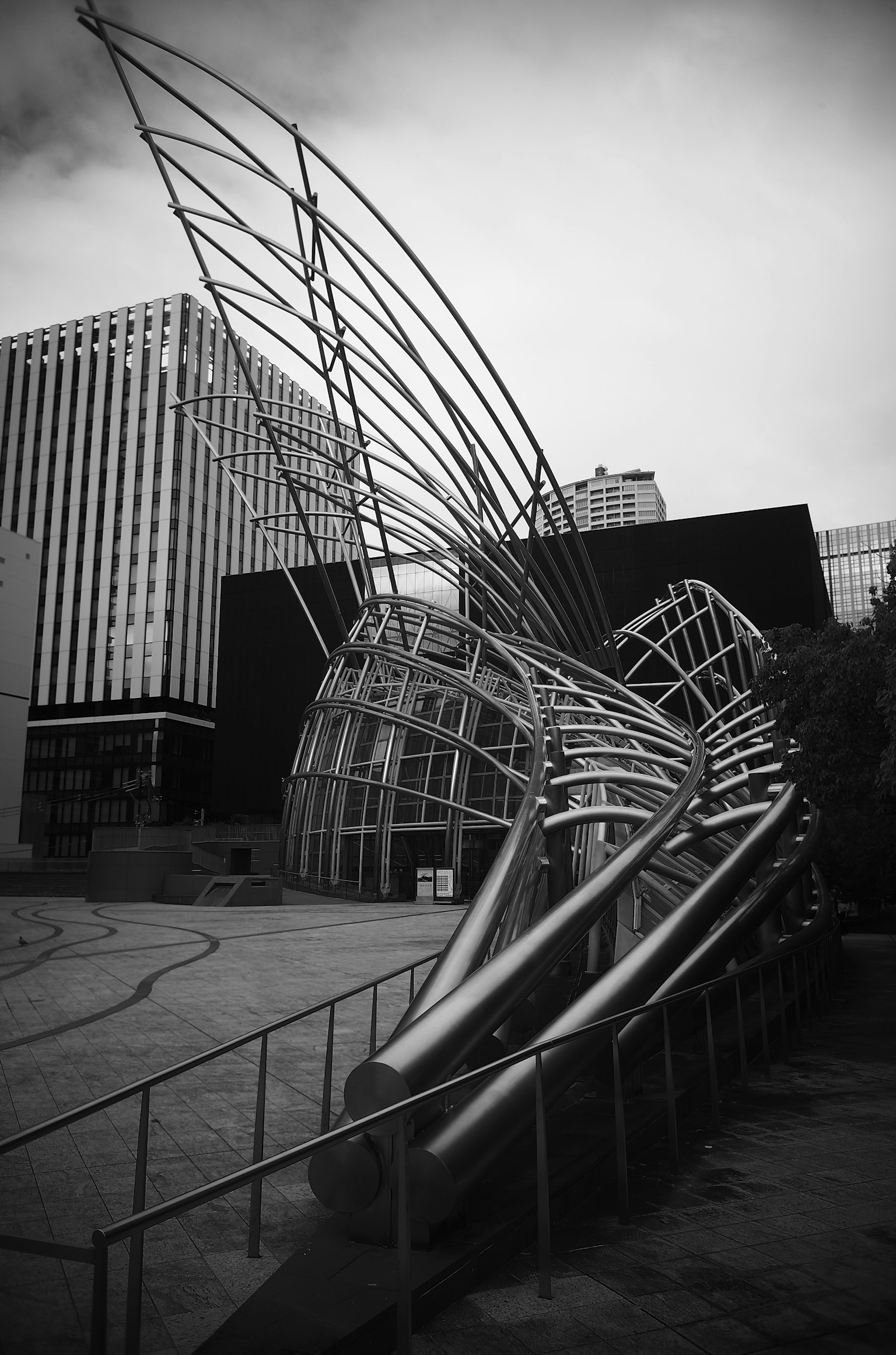 Sculpture métallique moderne avec arrière-plan urbain en monochrome
