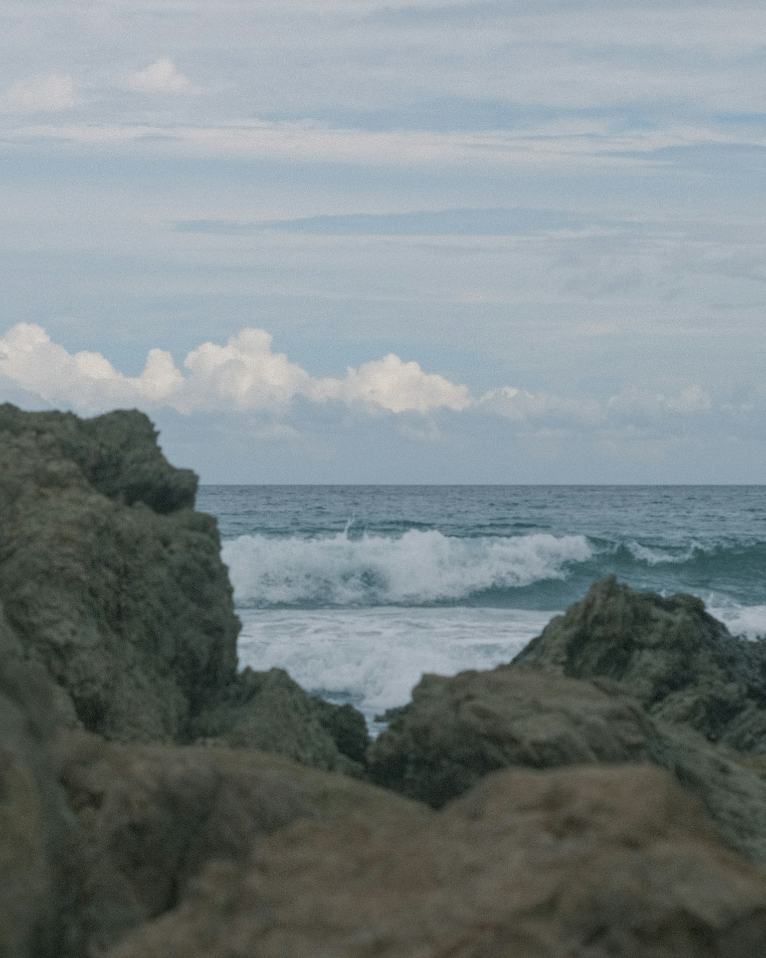 Olas rompiendo contra las rocas en la costa