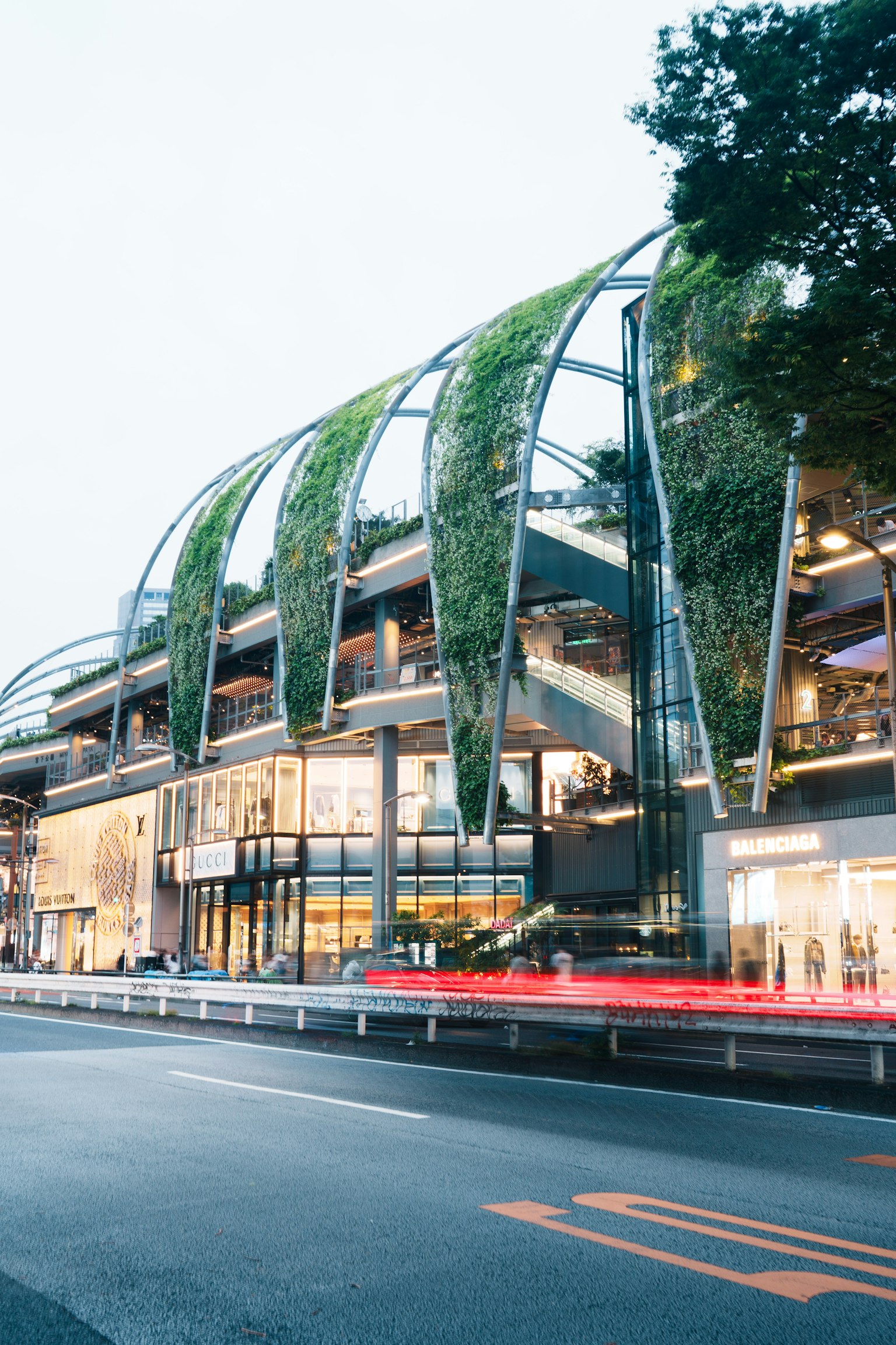 Edificio moderno con accenti verdi e architettura unica vista stradale con traffico