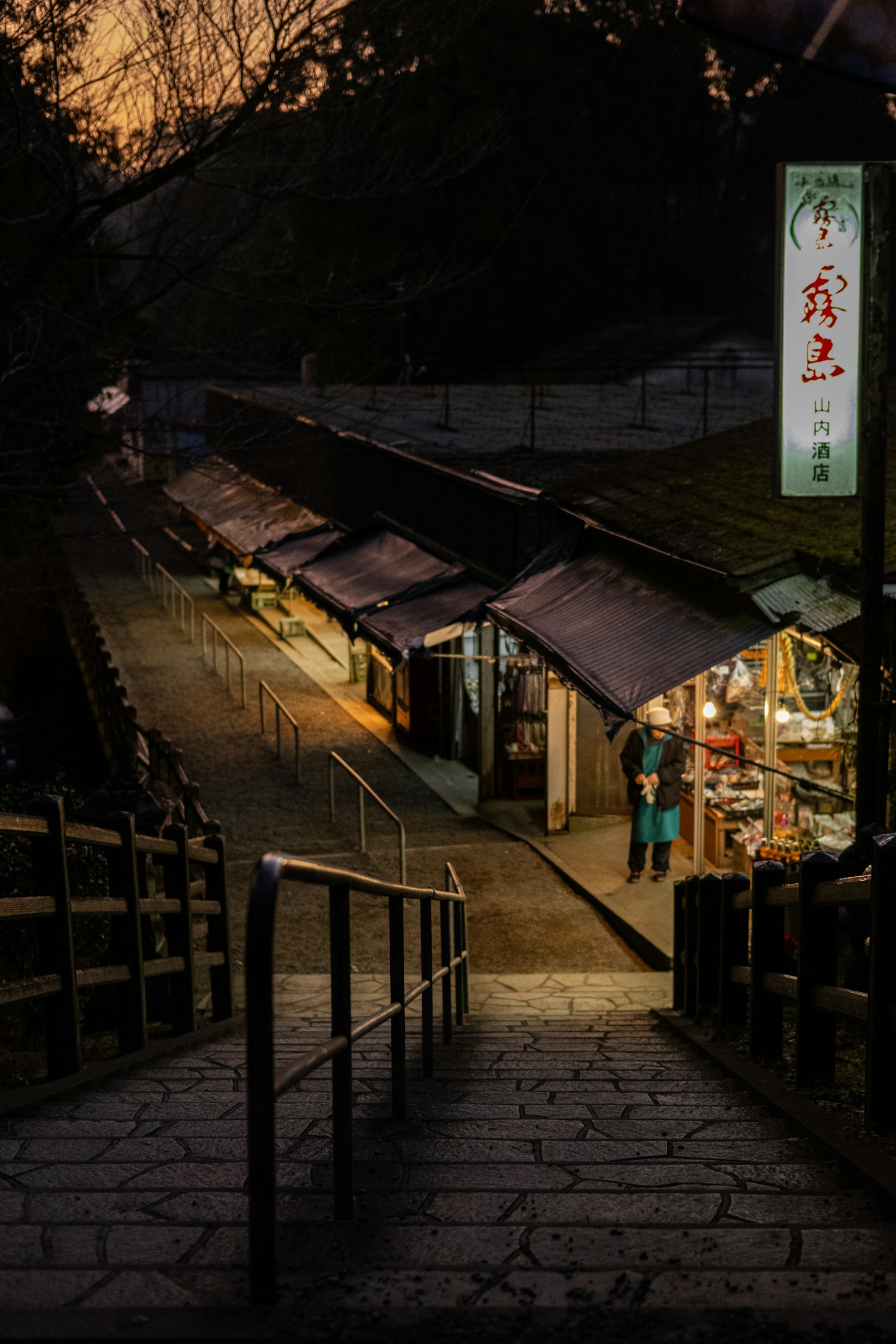 黄昏时分沿着小路下坡的商店风景