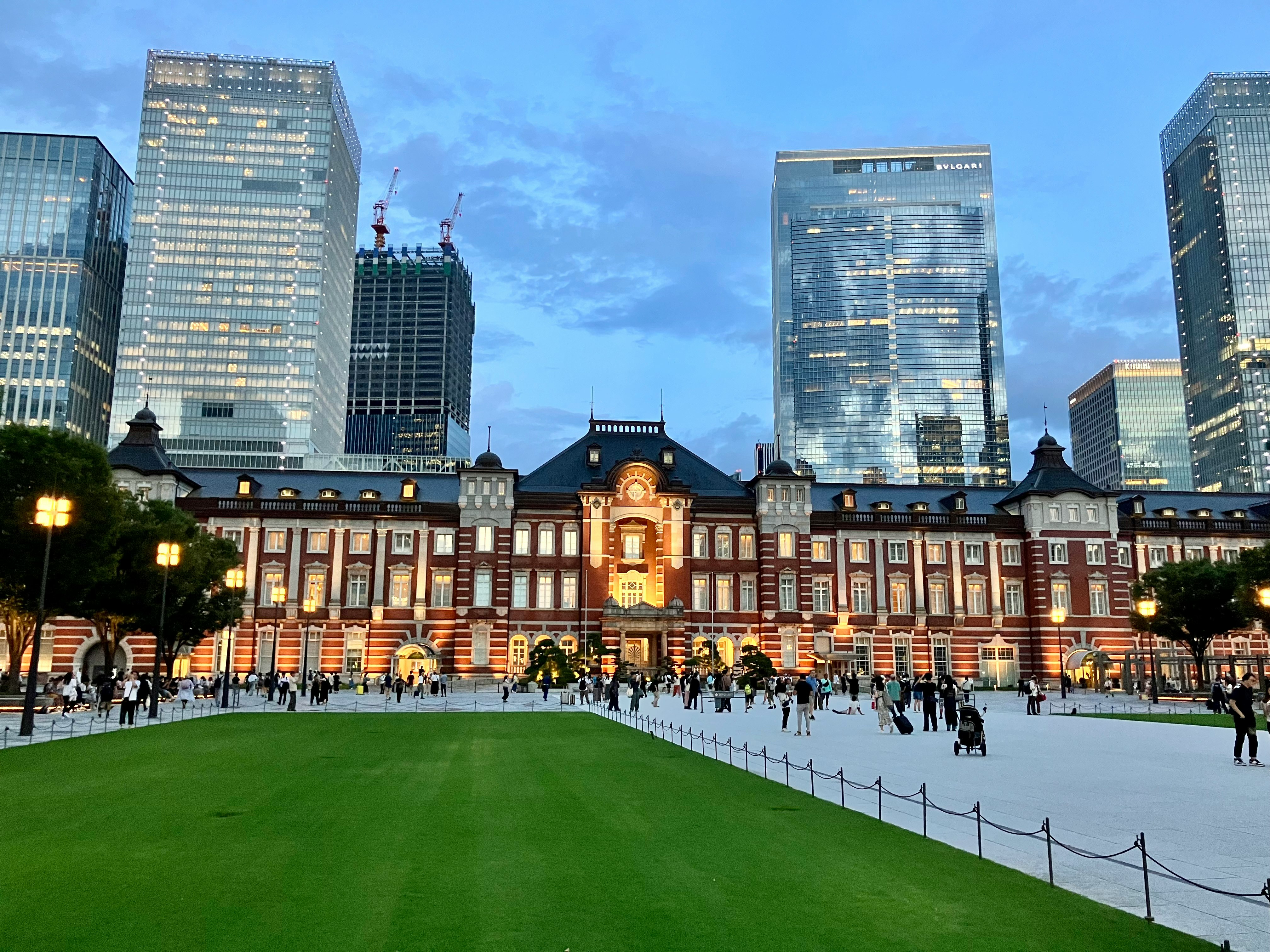 東京駅のライトアップされた駅舎とビル群の夜景