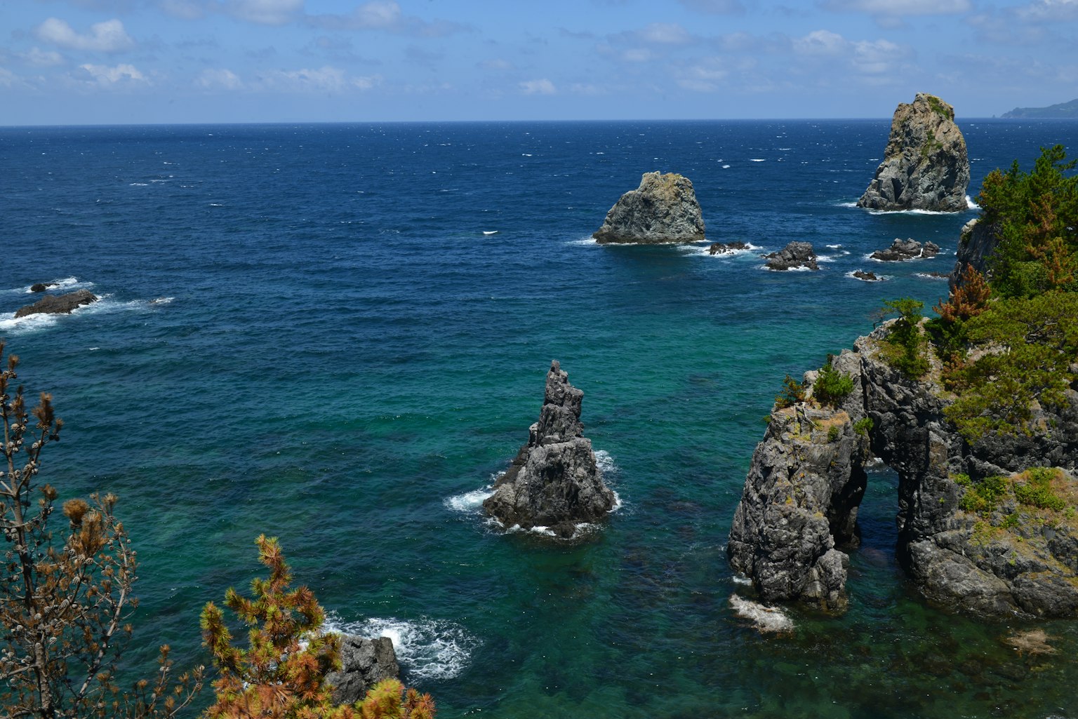 藍色海洋與岩石形成和拱門的風景