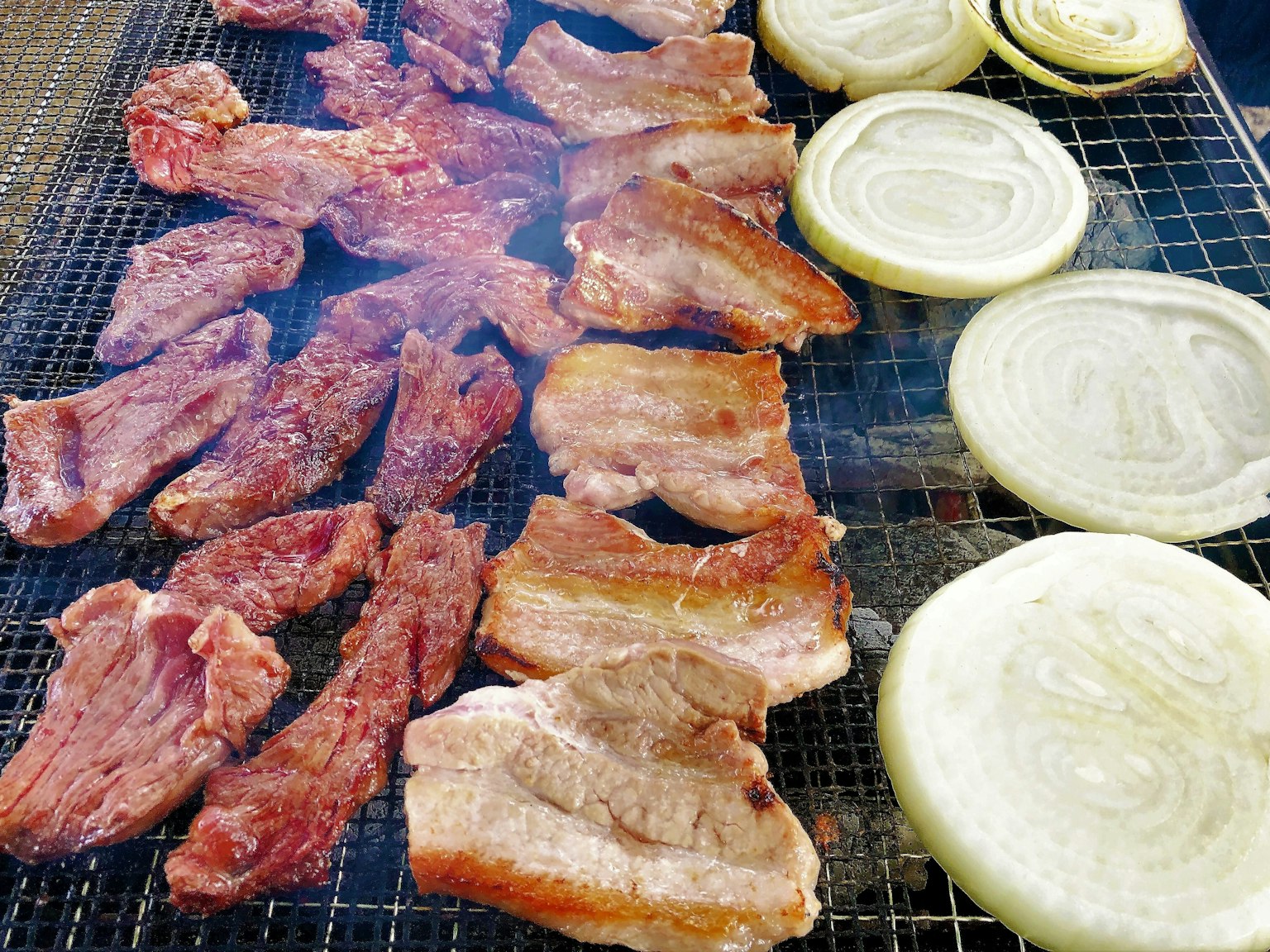 Thịt và hành tây nướng trên vỉ nướng