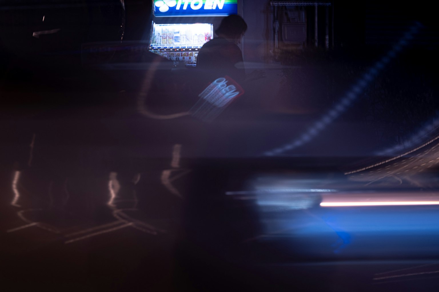 夜晚移动的人影和流动的车灯