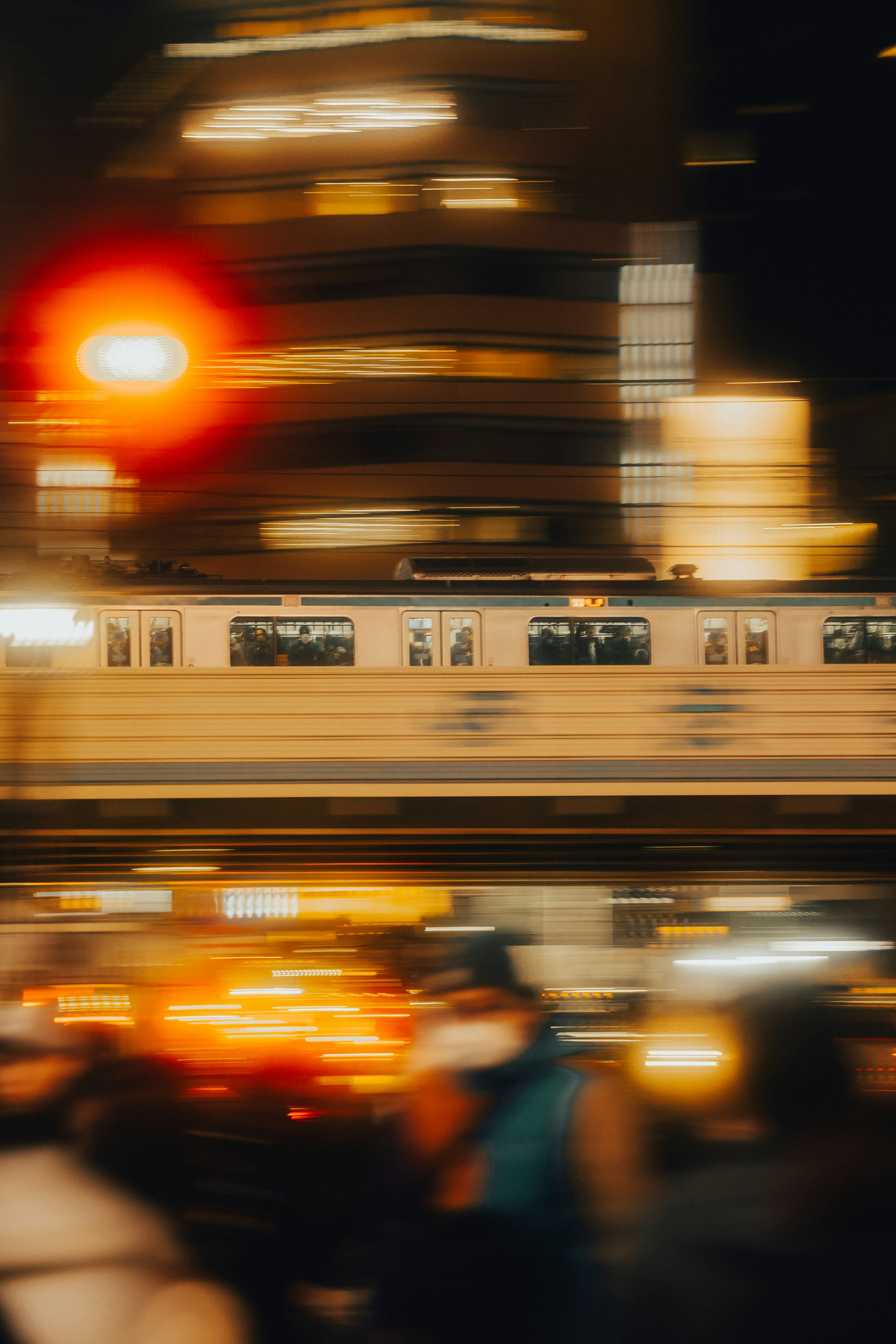 夜の駅を走り抜ける電車の流し撮り