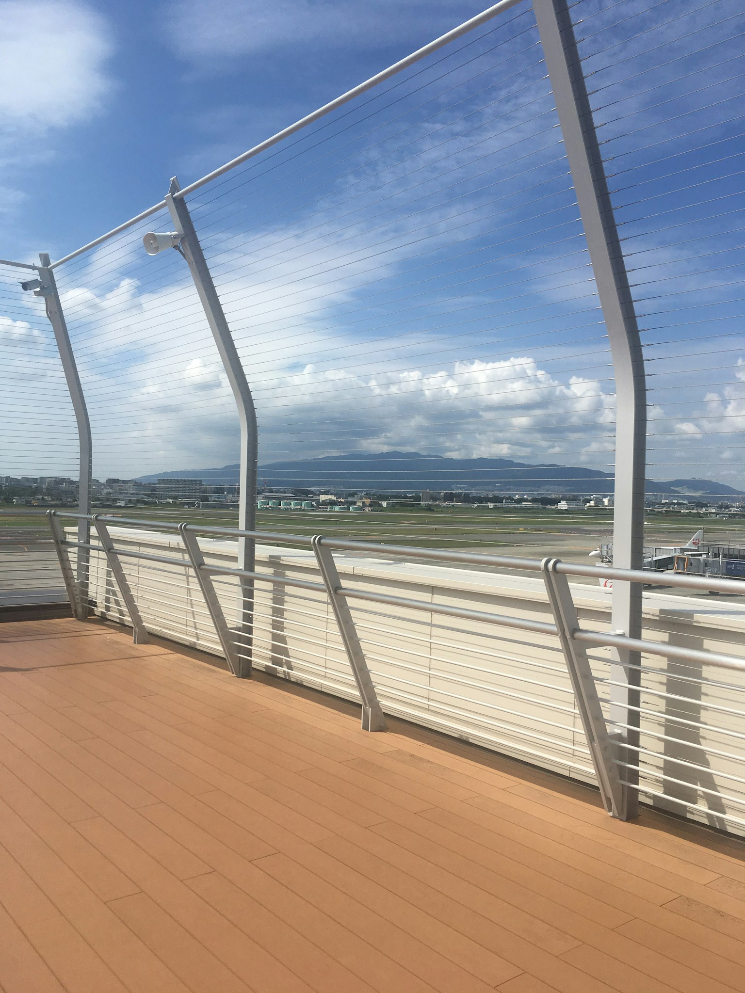 Vista di un ampio ponte con un cielo bello e montagne lontane