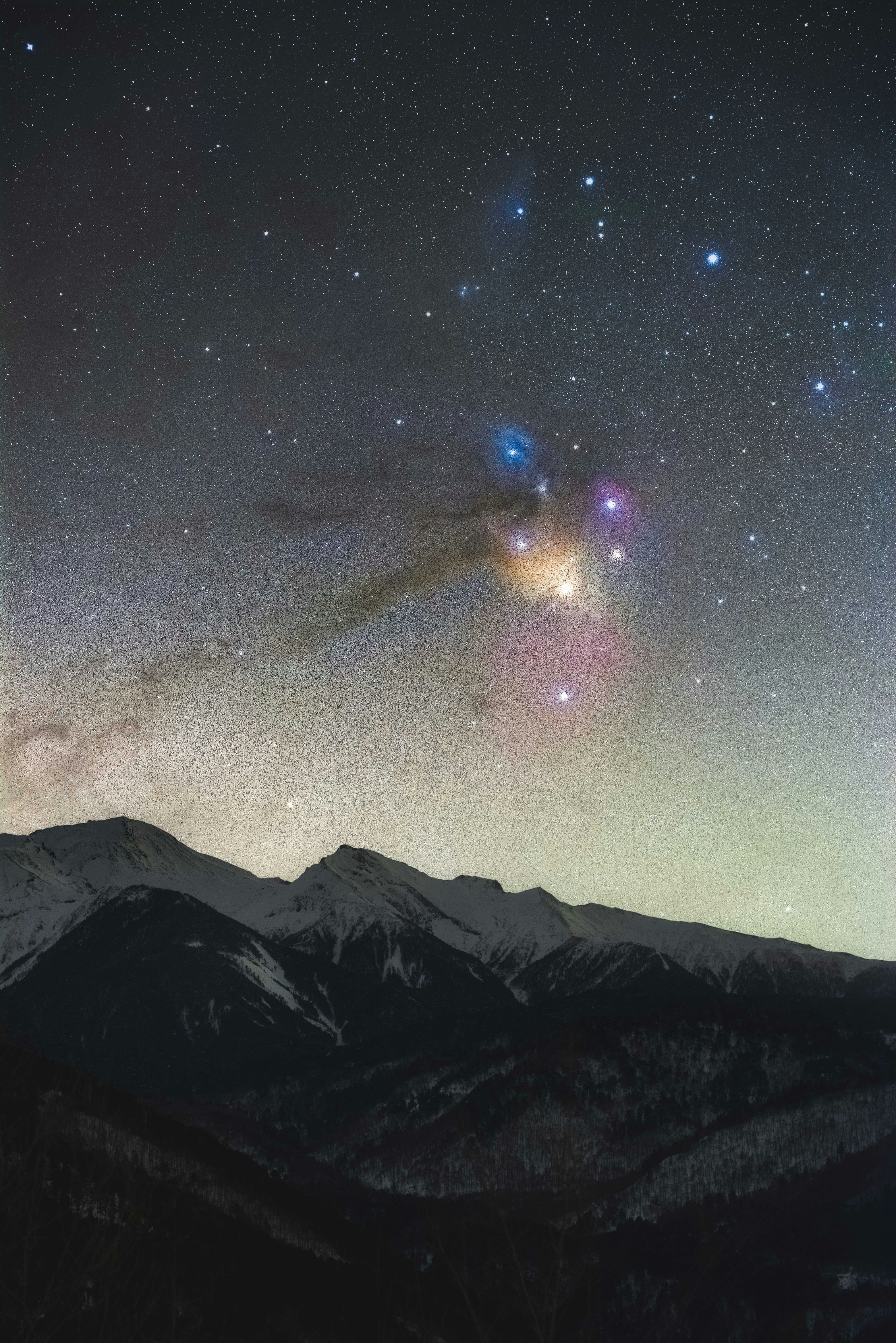 天蝎座升起的星空映照白雪群山