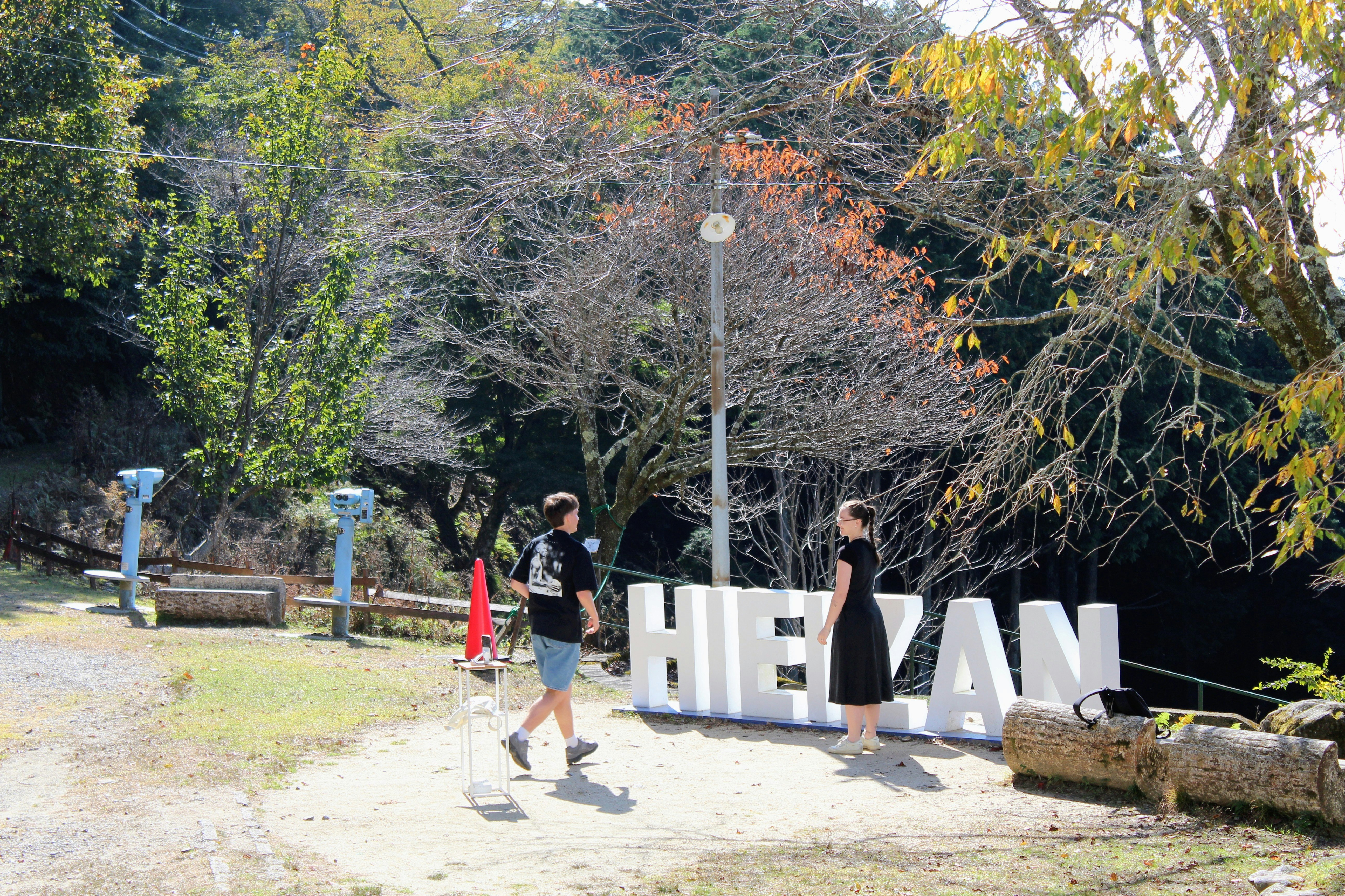 比叡山延暦寺の参道を歩く人々と石灯籠のある風景