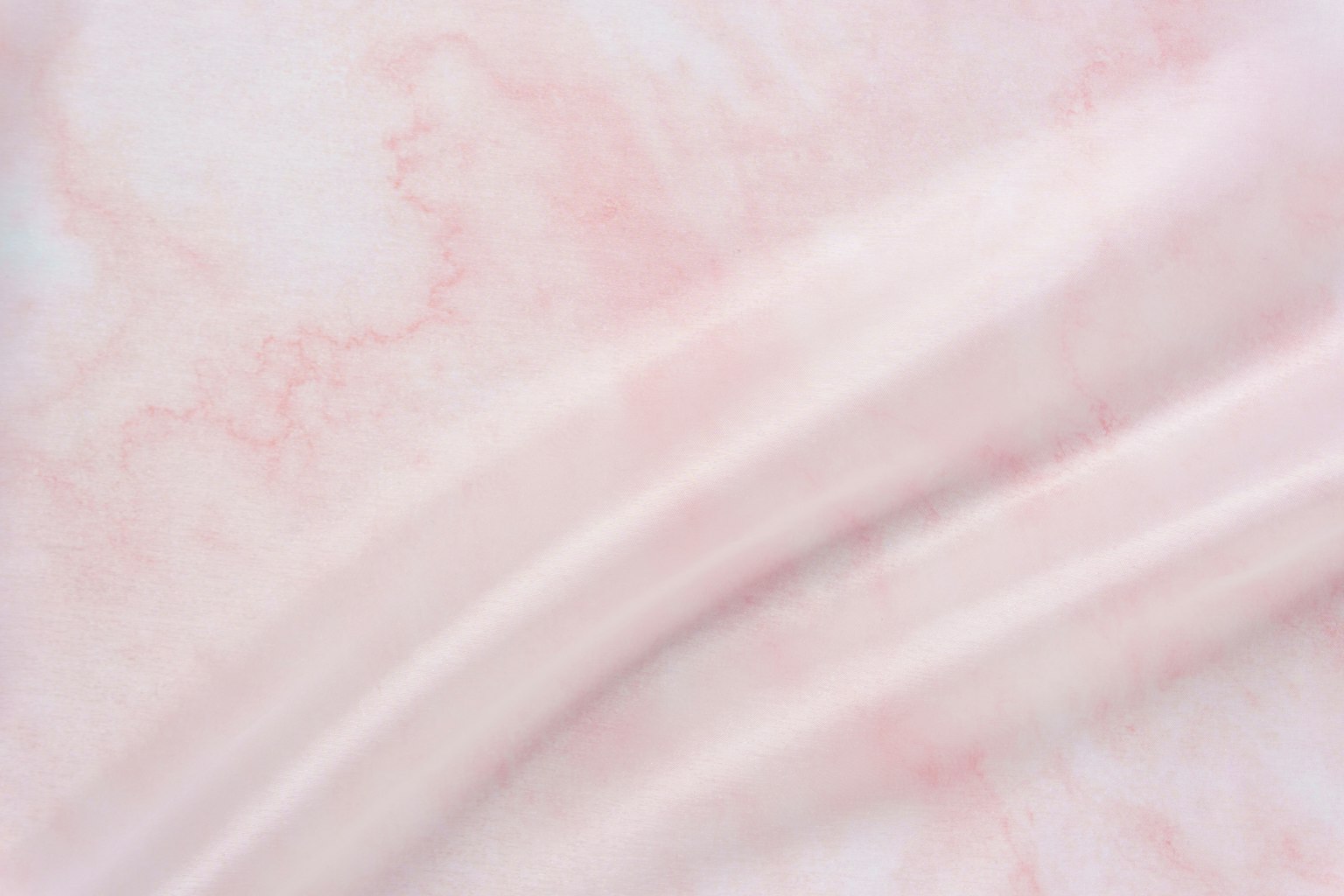 Weicher rosa Stoff mit zarten Mustern und Texturen