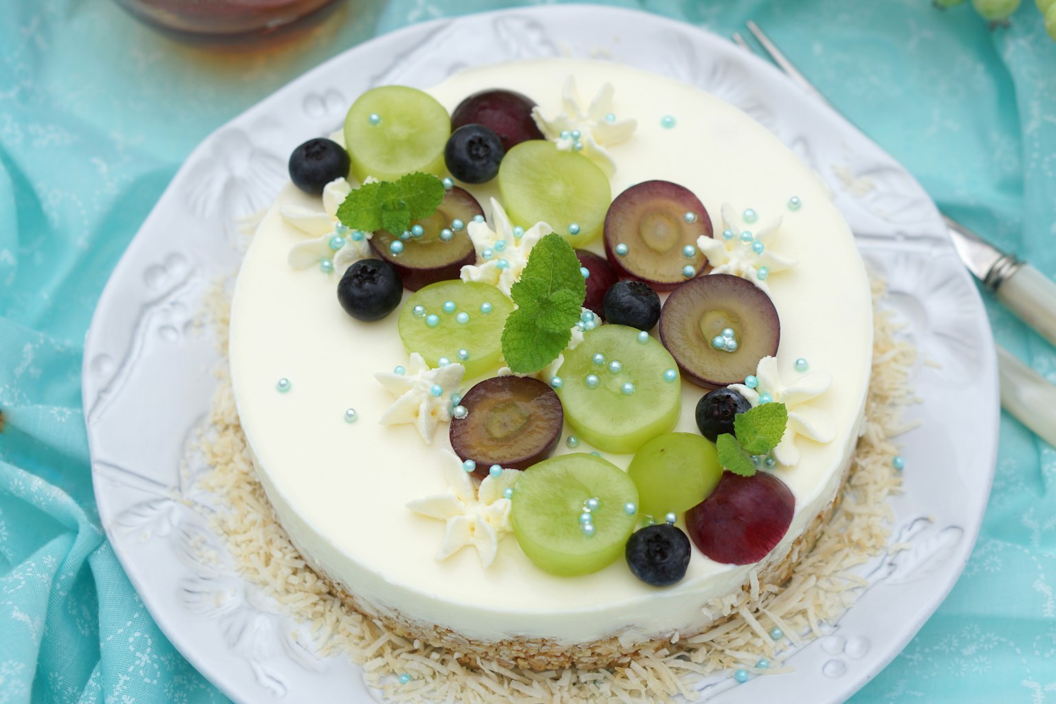 Gâteau crémeux garni de fruits assortis