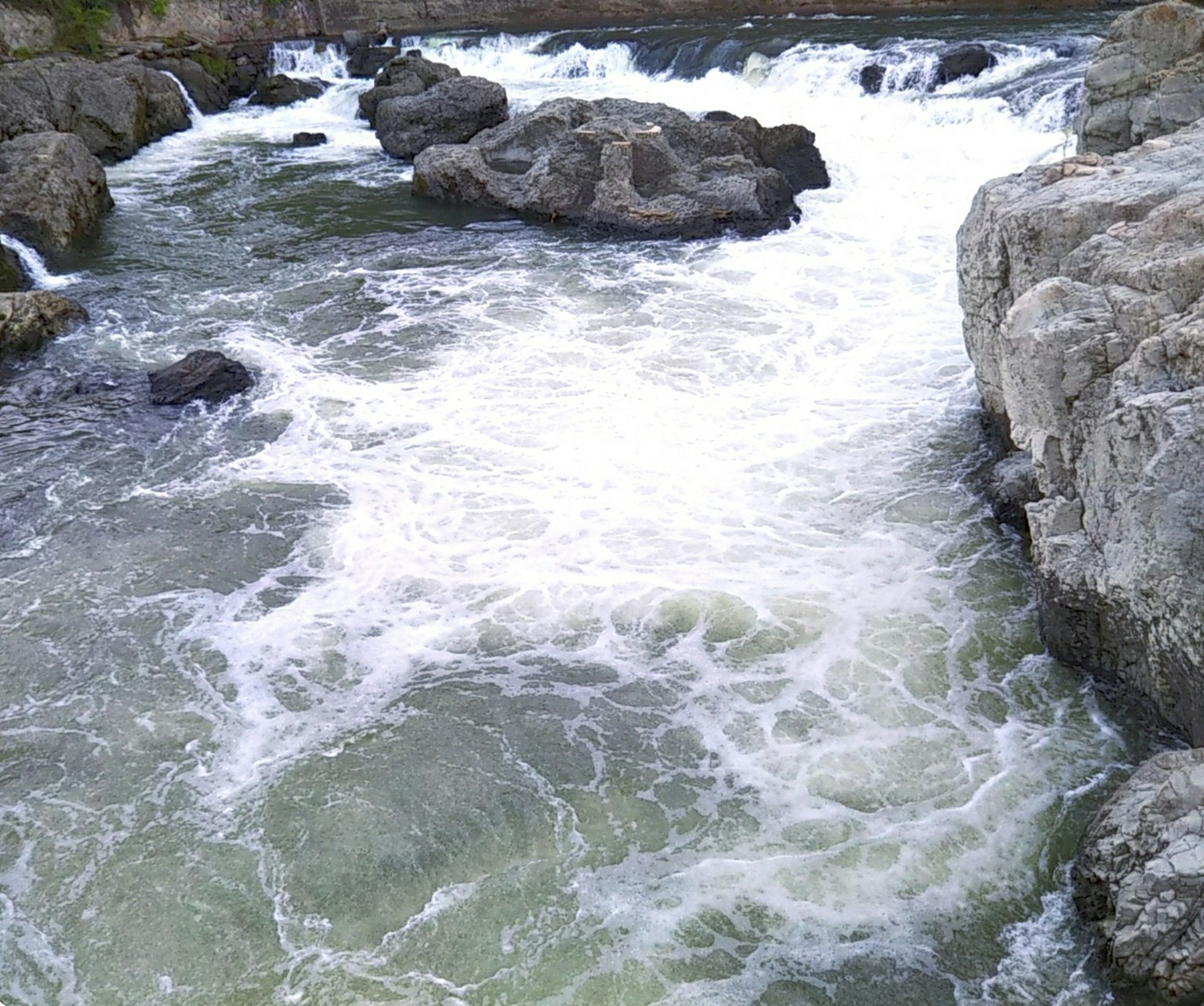 一条有流动水和岩石的河流场景