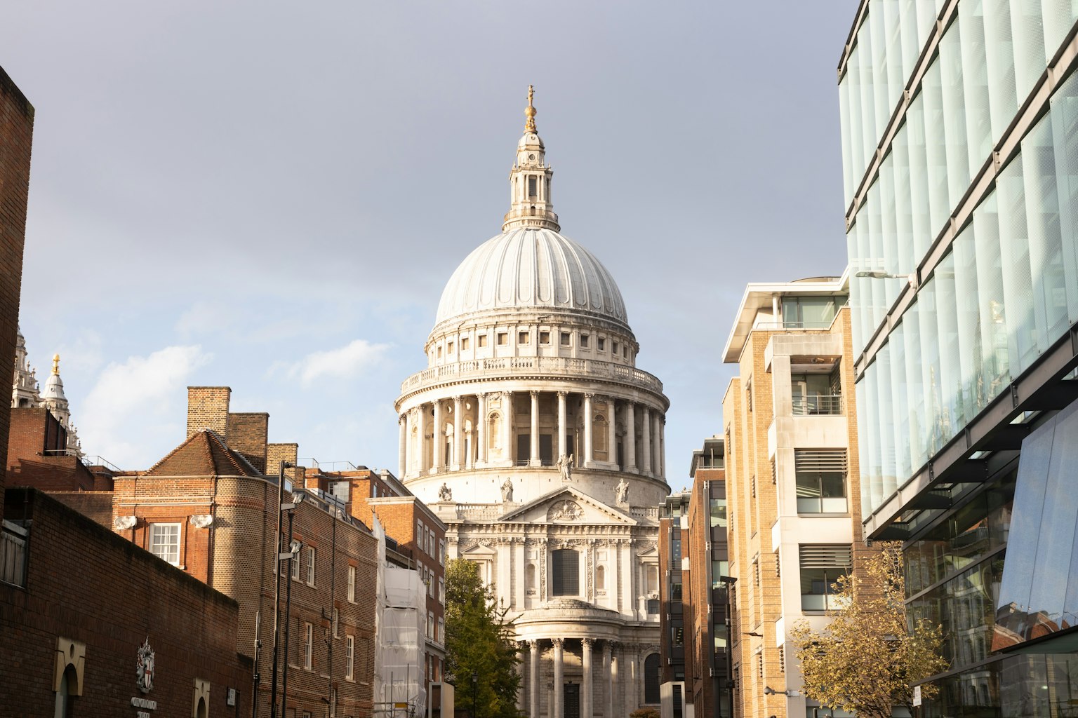Mái vòm của Nhà thờ St Paul's ở London với các tòa nhà xung quanh