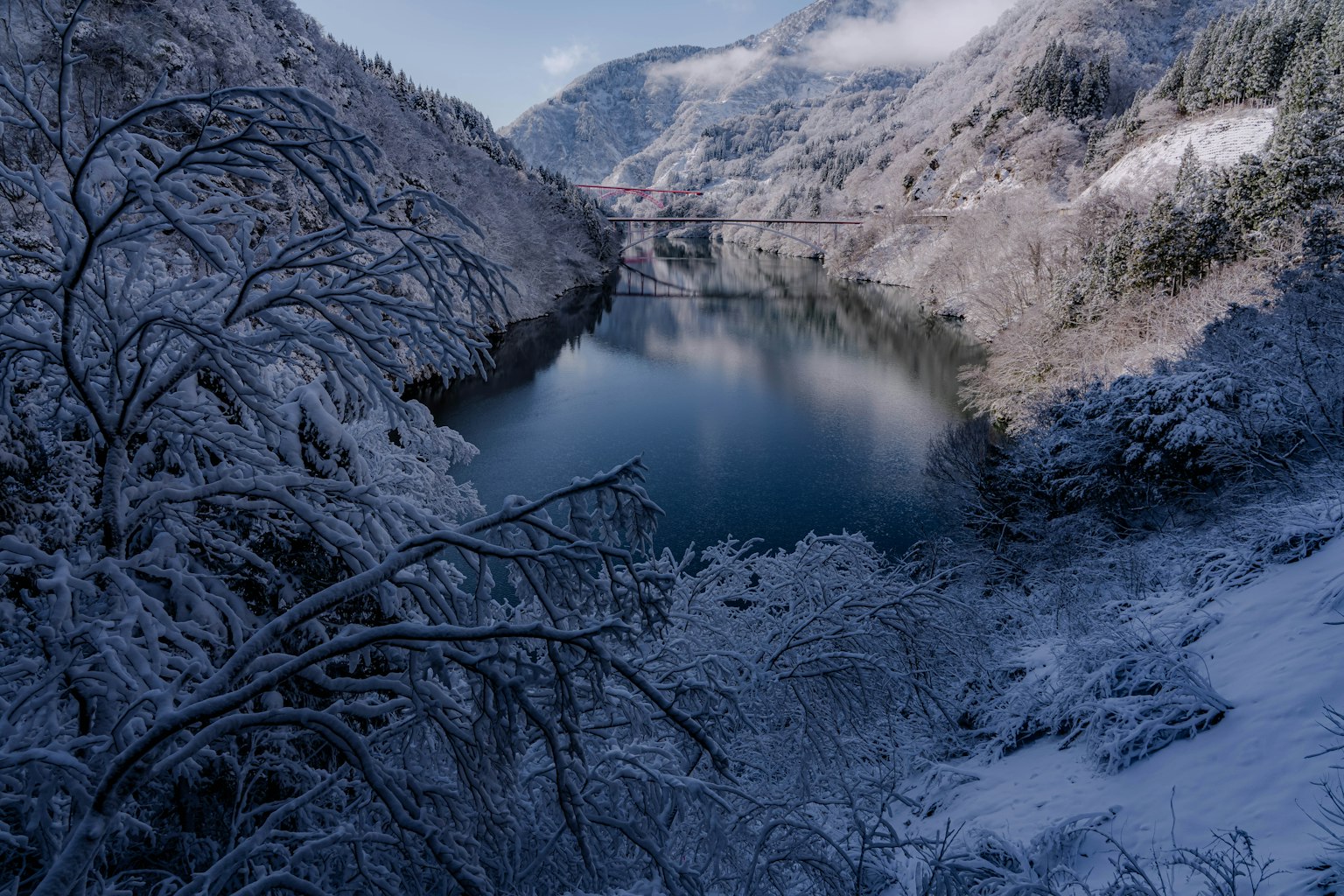 Paysage de montagnes enneigées et d'un lac tranquille