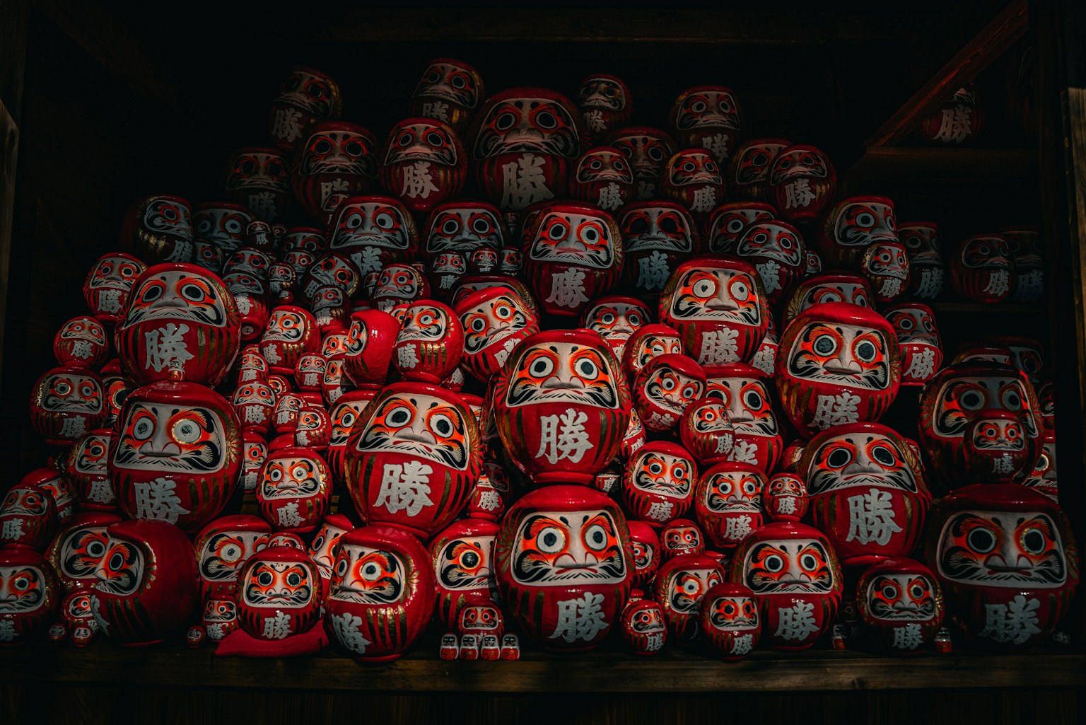 Una collezione di bambole Daruma rosse impilate insieme