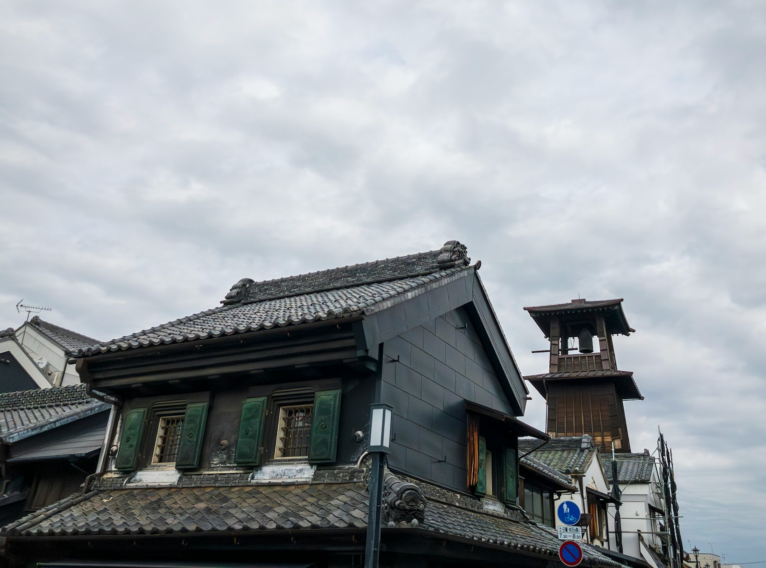 Traditionelle japanische Gebäude mit einem Uhrturm unter einem bewölkten Himmel
