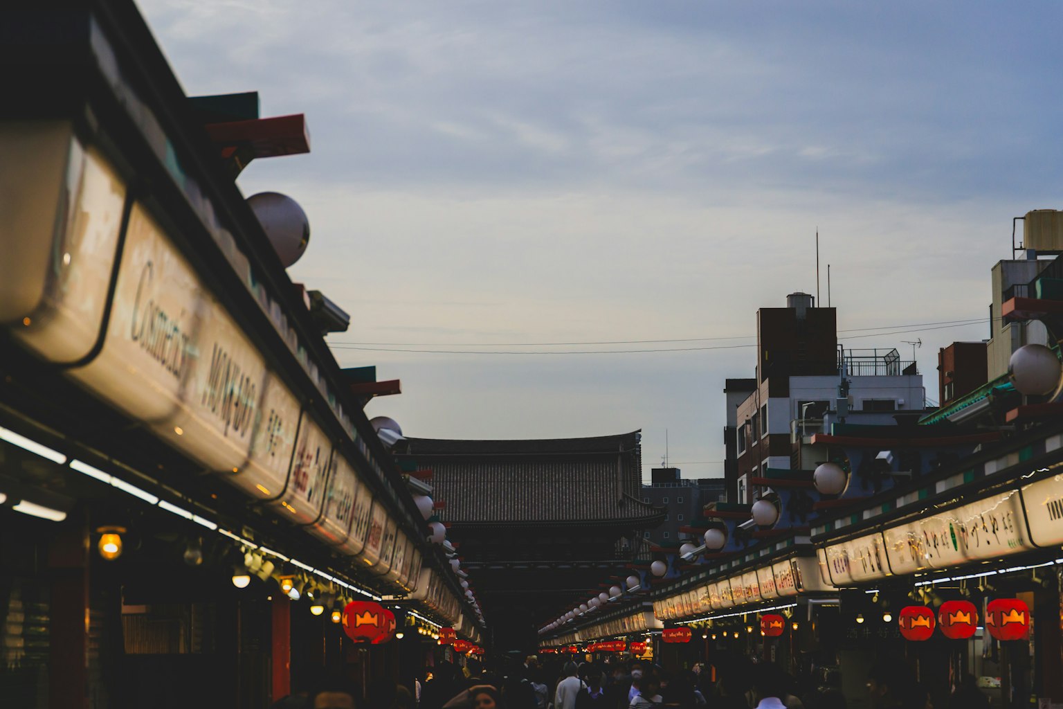 Abendansicht der Nakamise-Straße mit Ständen und Menschen