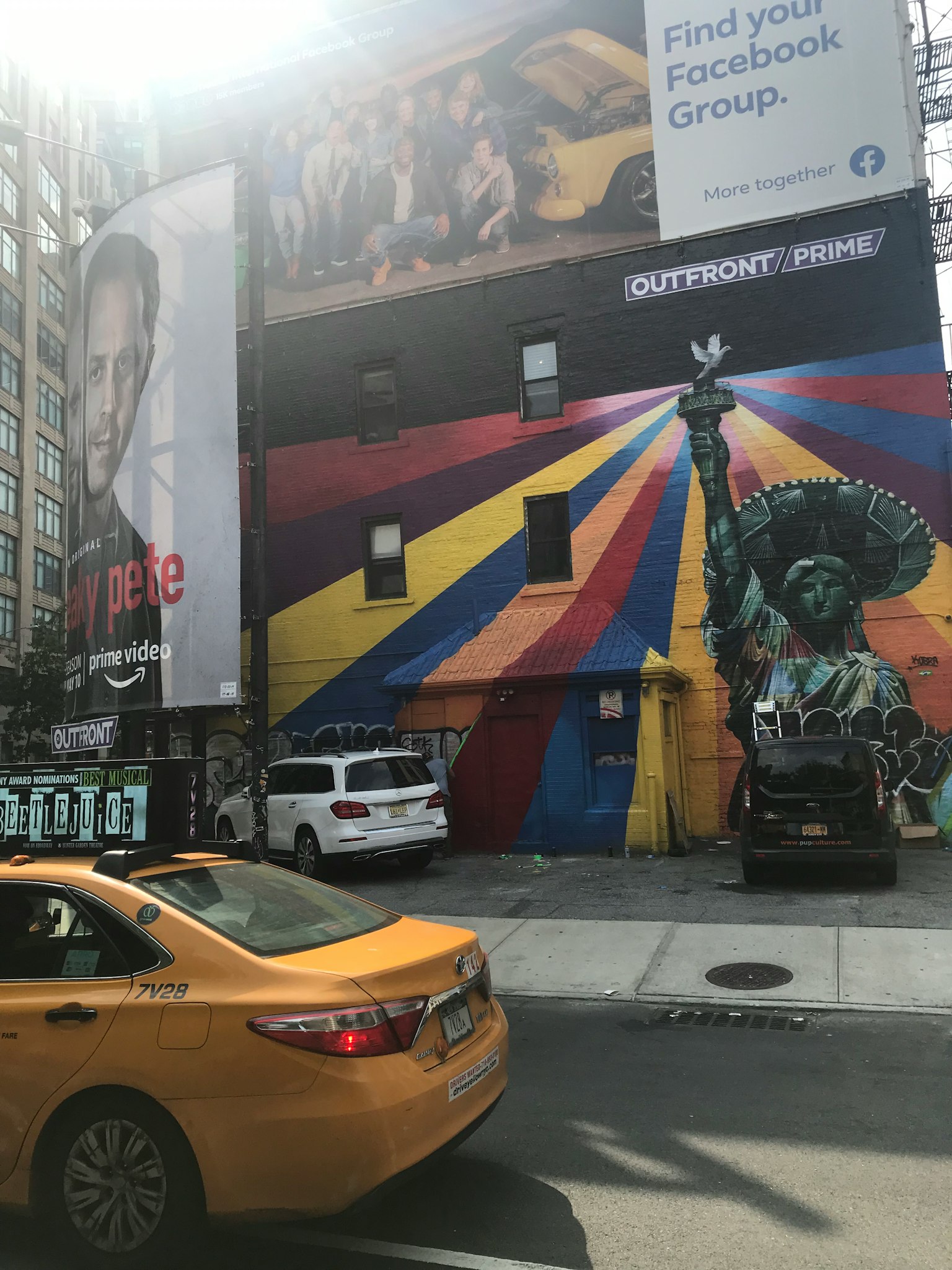Mural berwarna dari Patung Liberty di sebuah gedung di New York