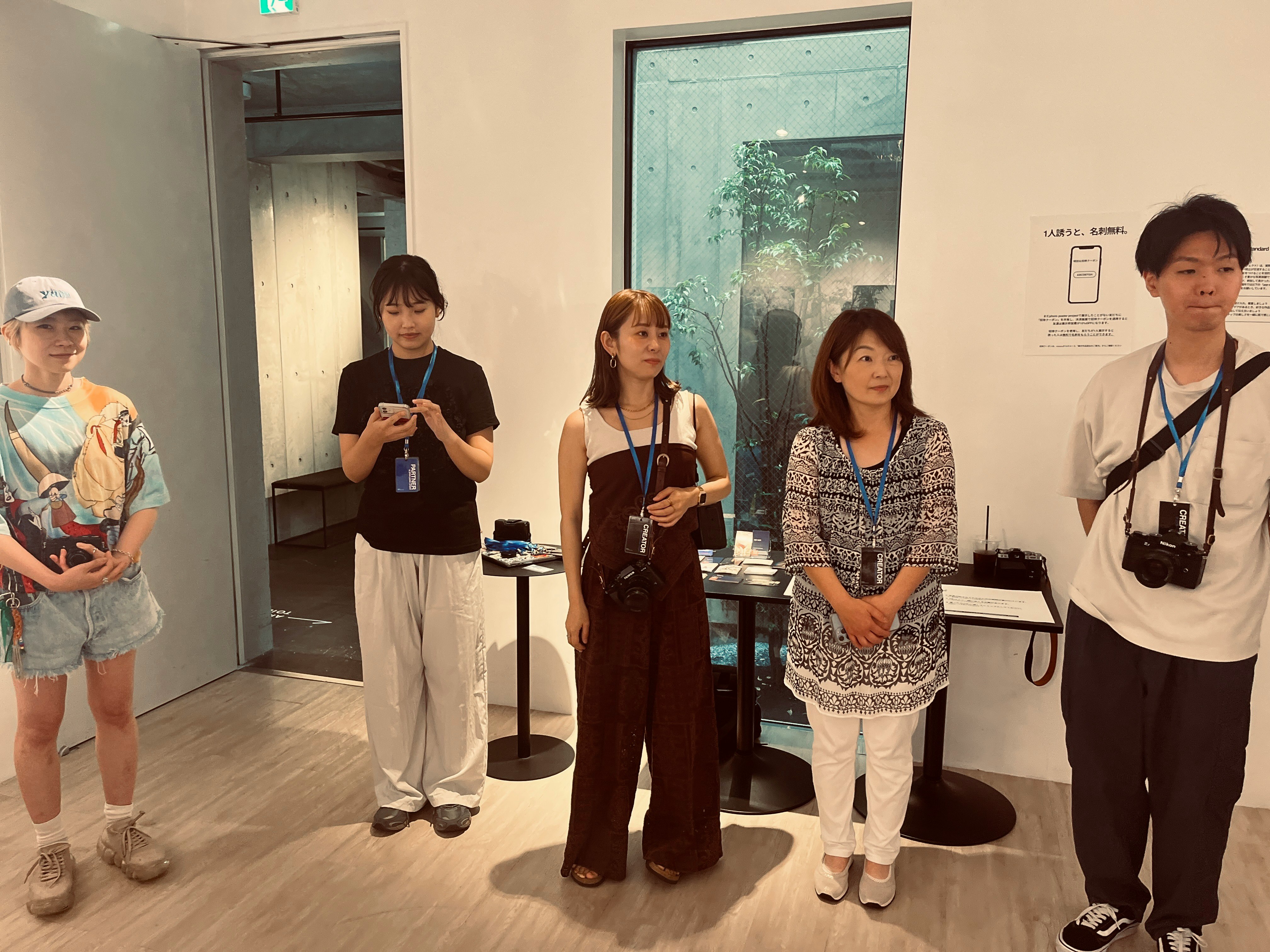 展示会場で来場者が立っている様子