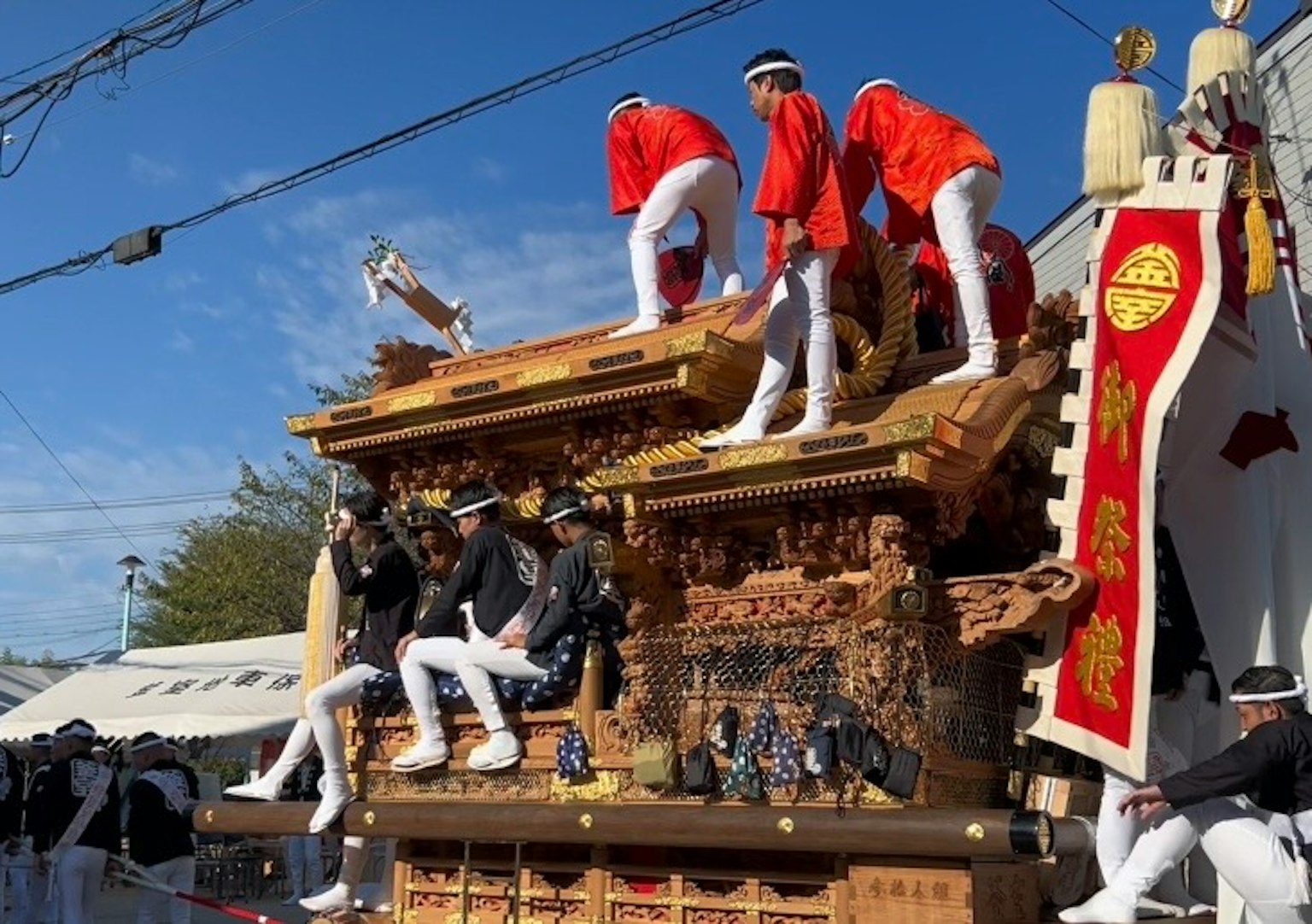 在装饰精美的传统节日花车上的人们