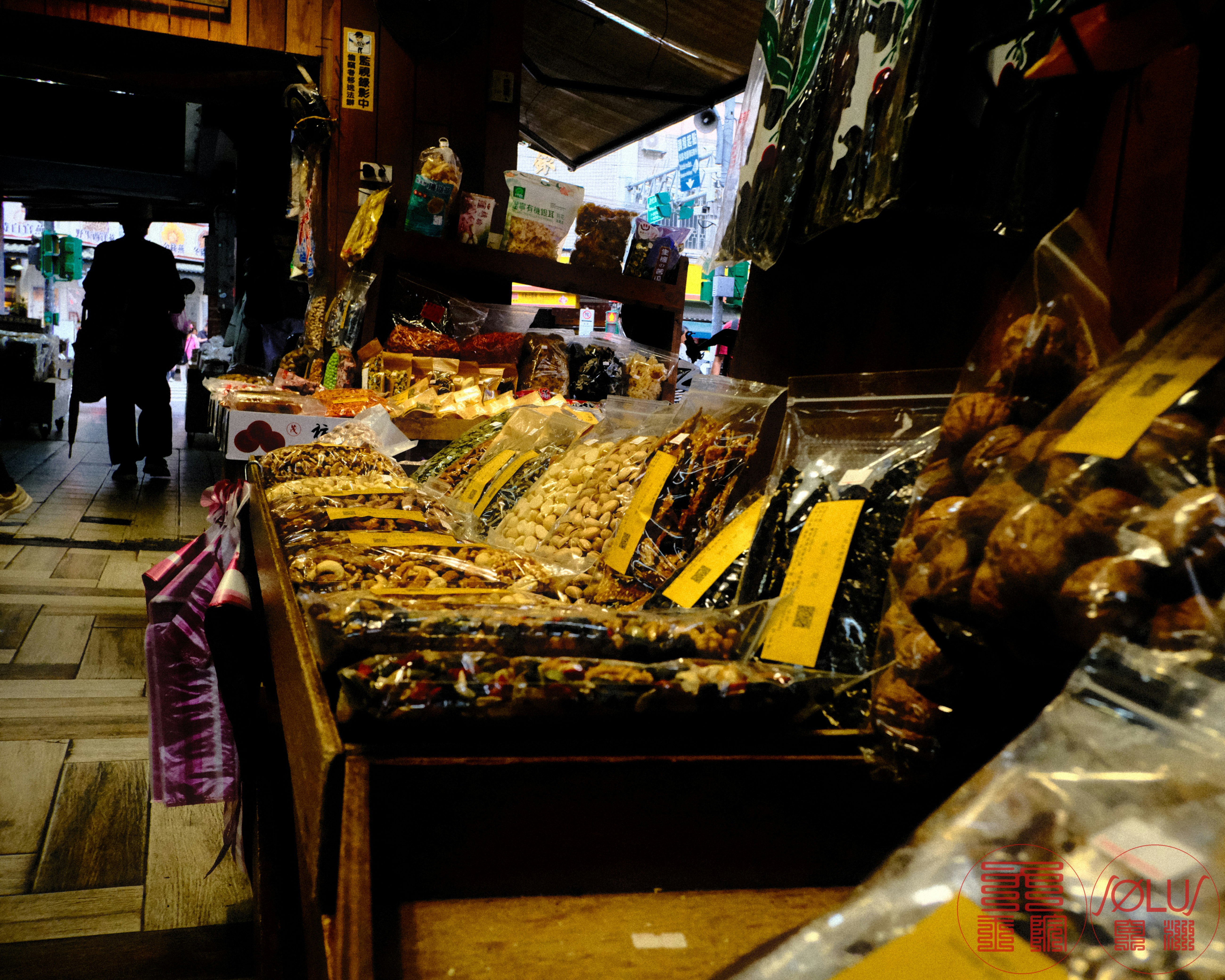 巷子里店铺门口的点心陈列柜