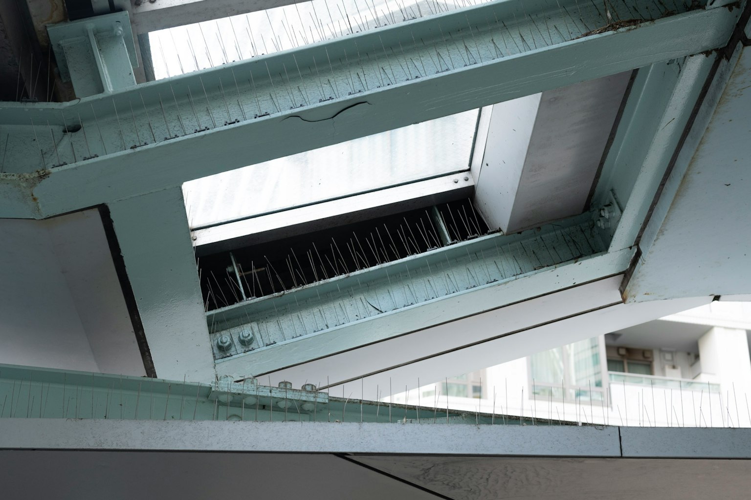 Partie d'une structure de bâtiment moderne avec des éléments en verre et en métal