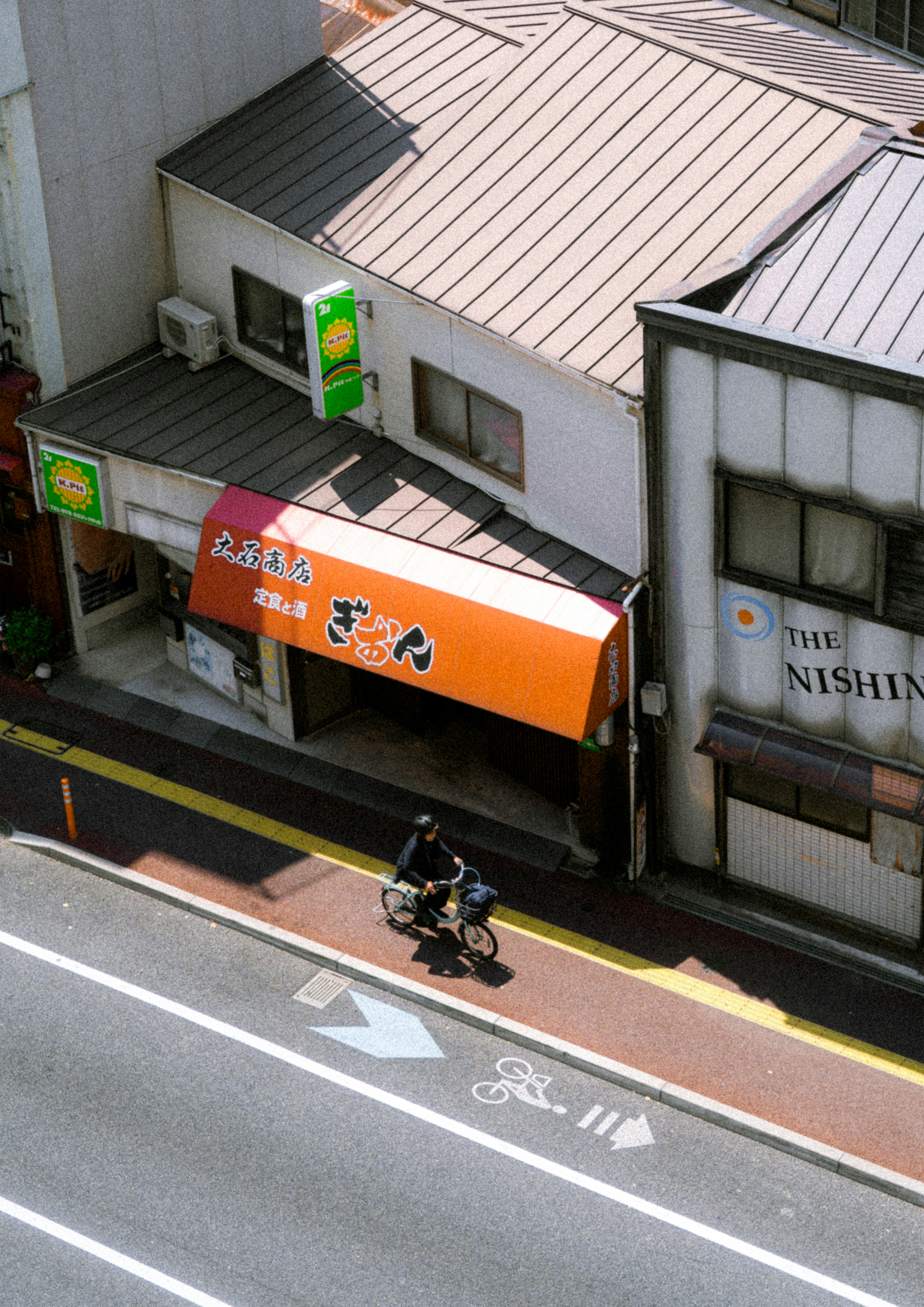 路地の飲食店と看板が並ぶ街角の風景