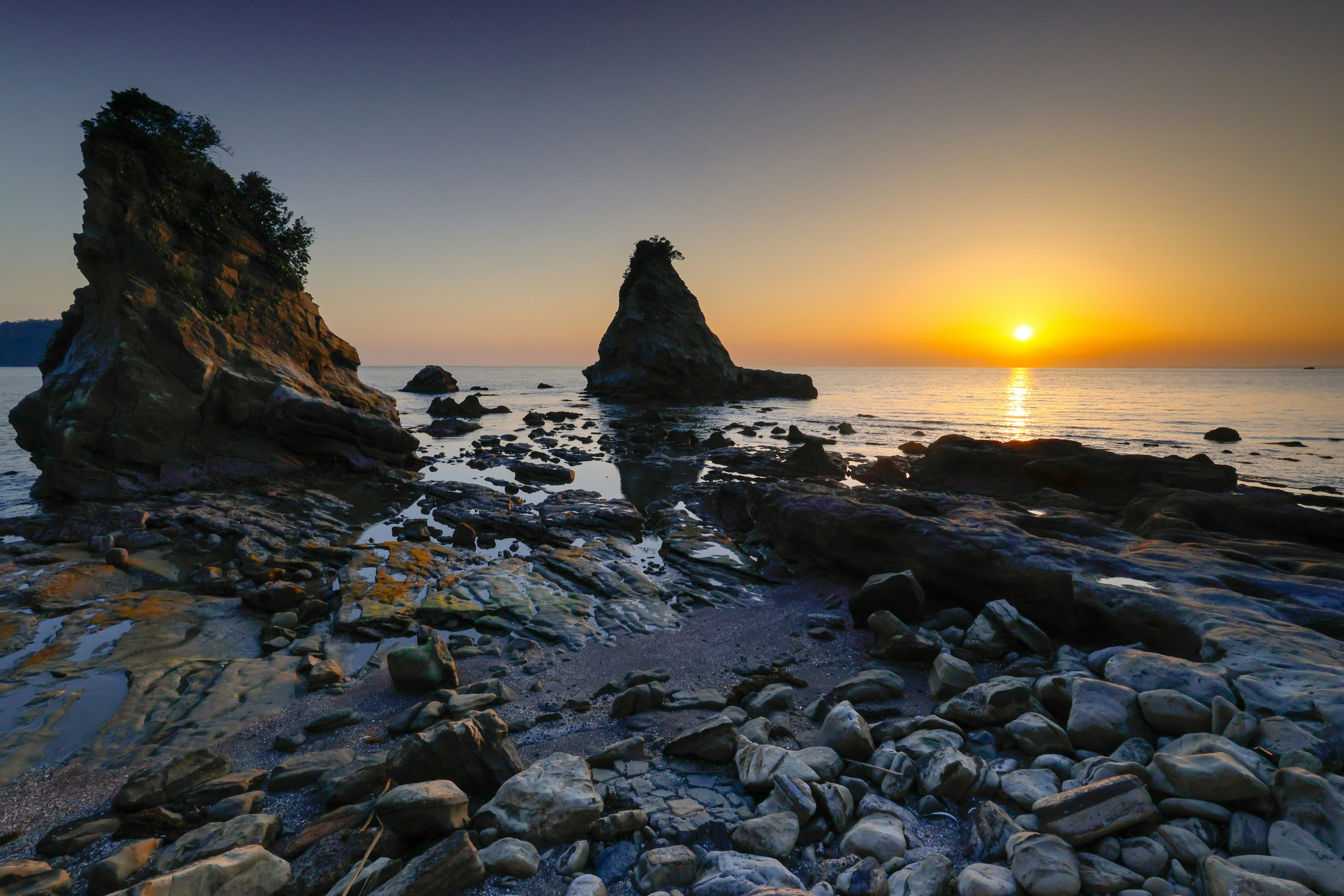 夕阳照耀的岩石海岸与海蚀礁