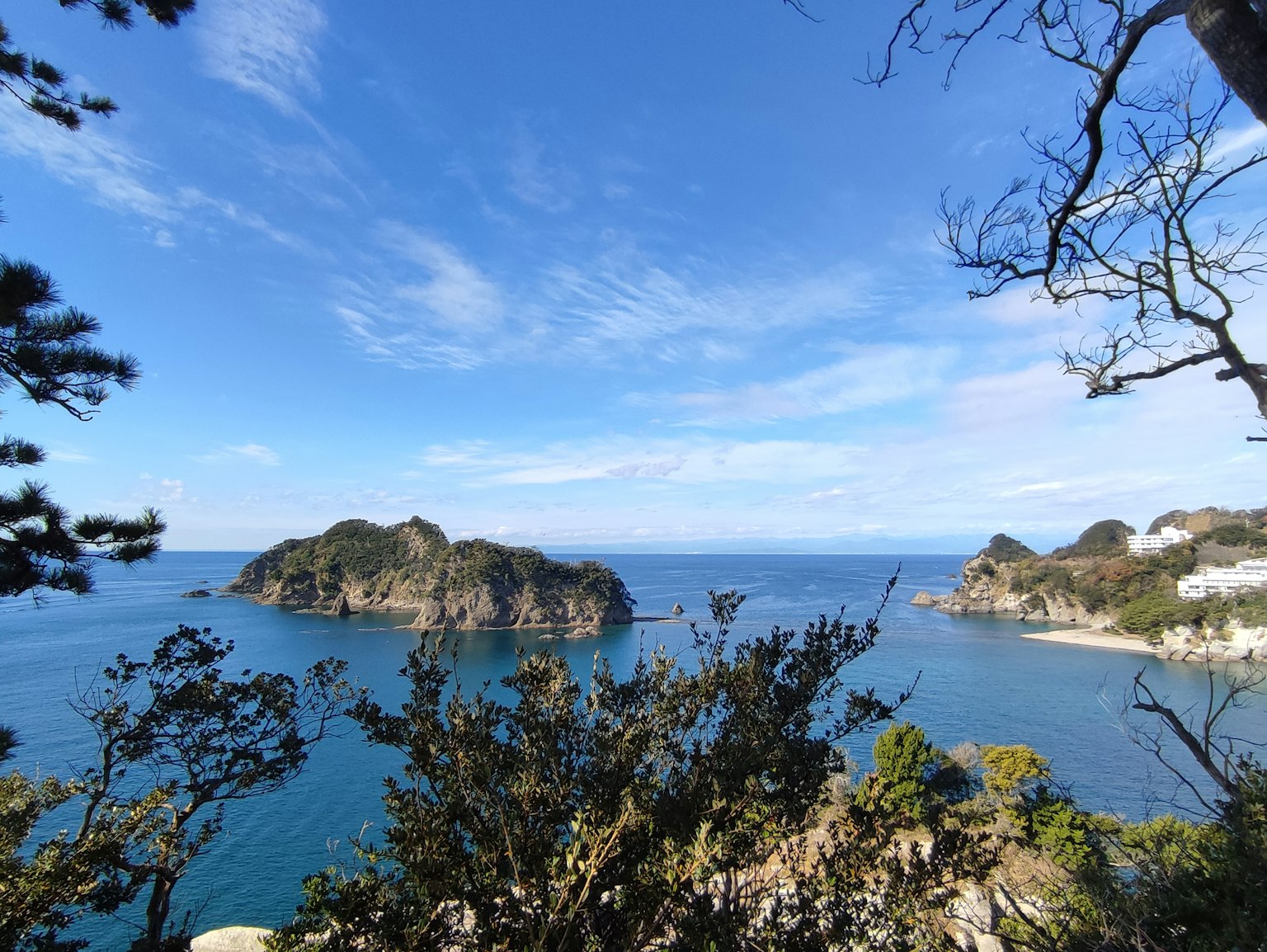 Pemandangan indah dari lanskap pesisir dengan pulau dan air biru jernih