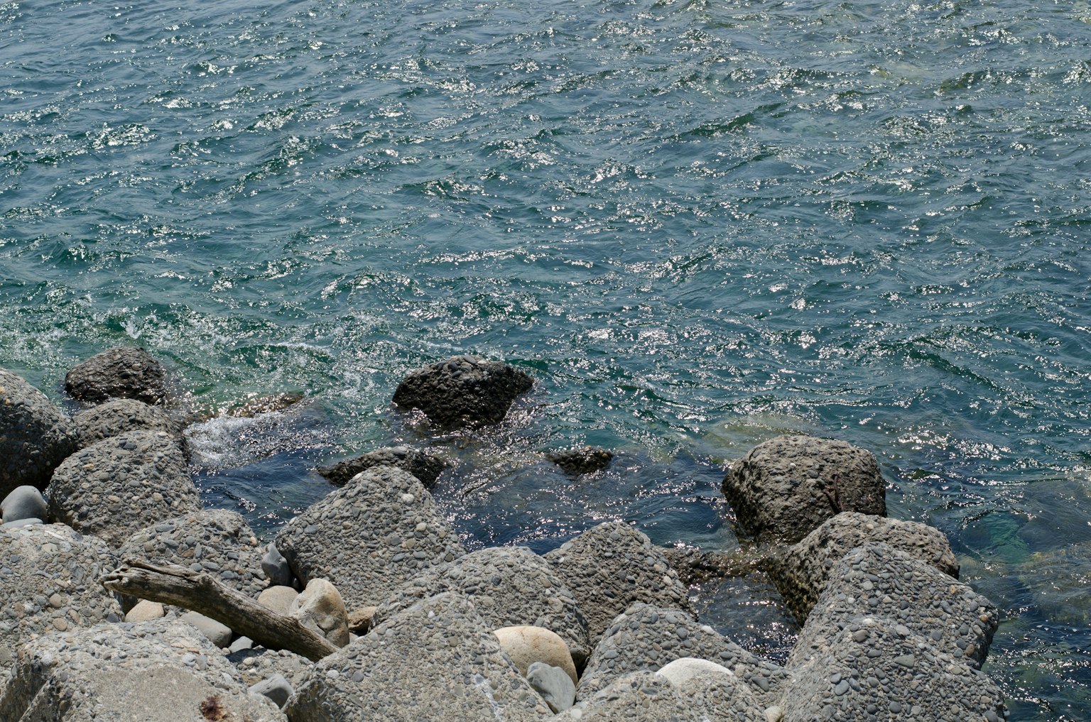 Vista escénica del mar azul y la costa rocosa