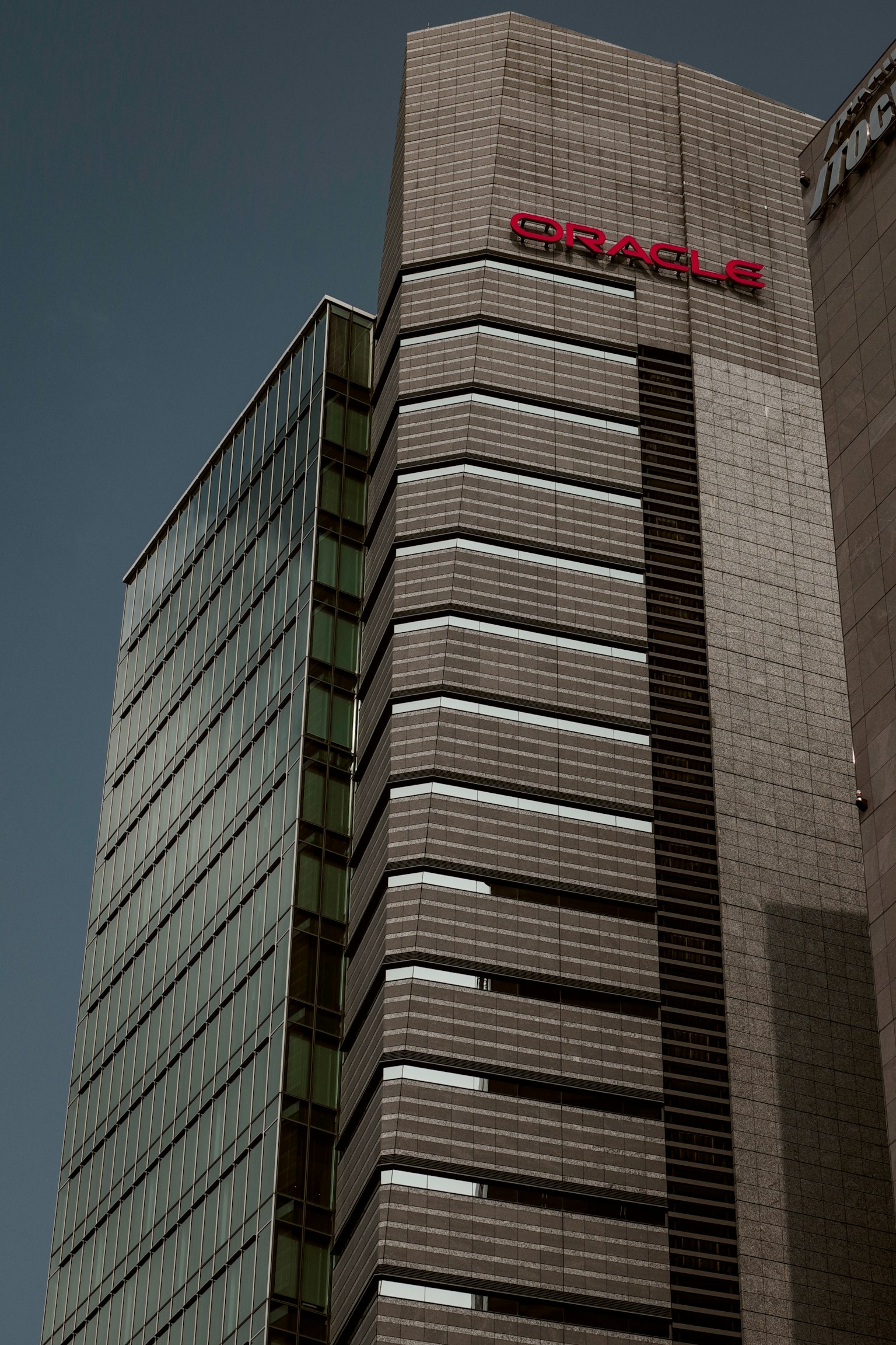 Moderne Gebäudeaußenansicht mit auffälligem Oracle-Logo