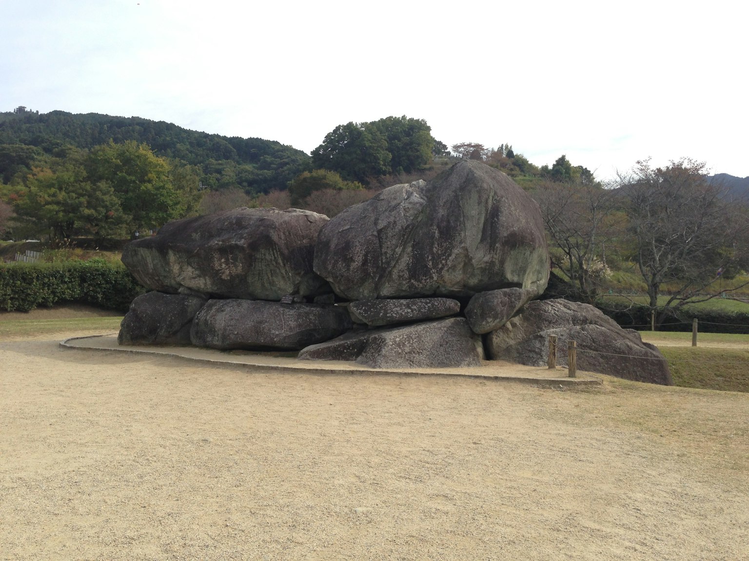 Große Felsen in einem Park, umgeben von Bäumen