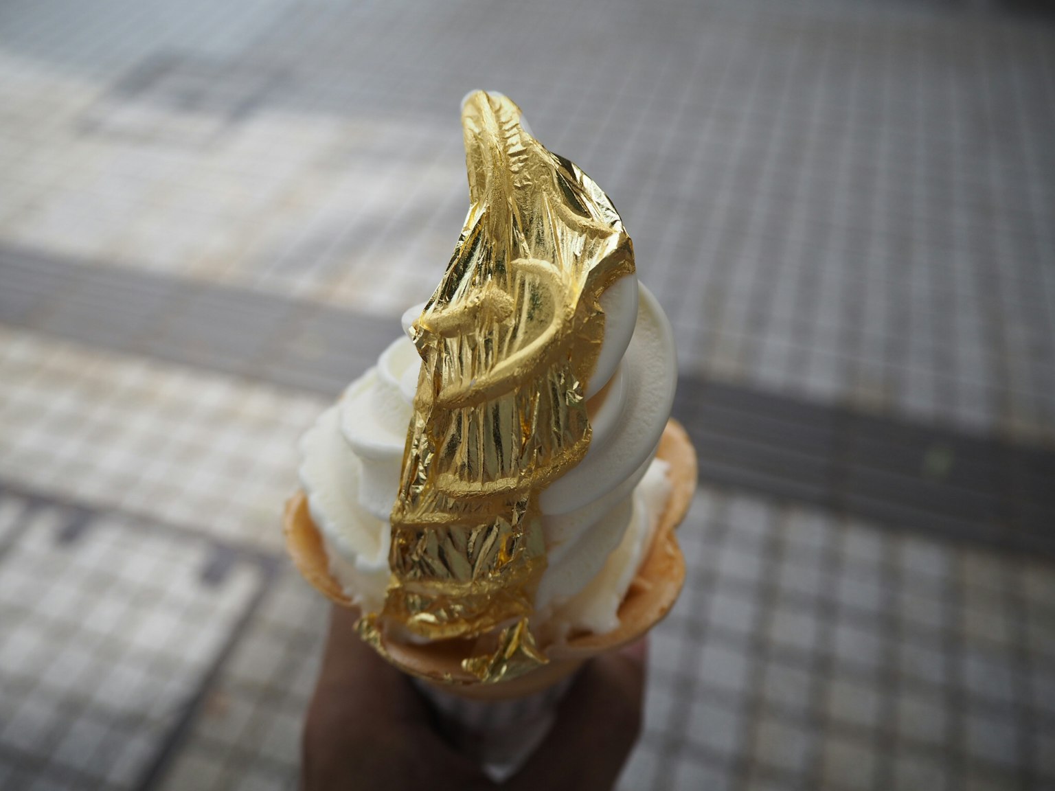 Cono de helado con un remolino dorado