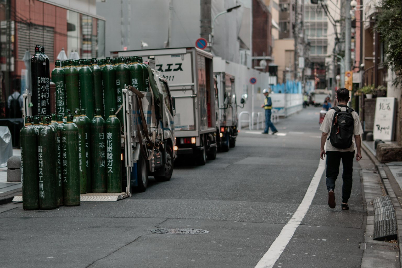 Scena urbana con cilindri di ossigeno e un camion di consegna
