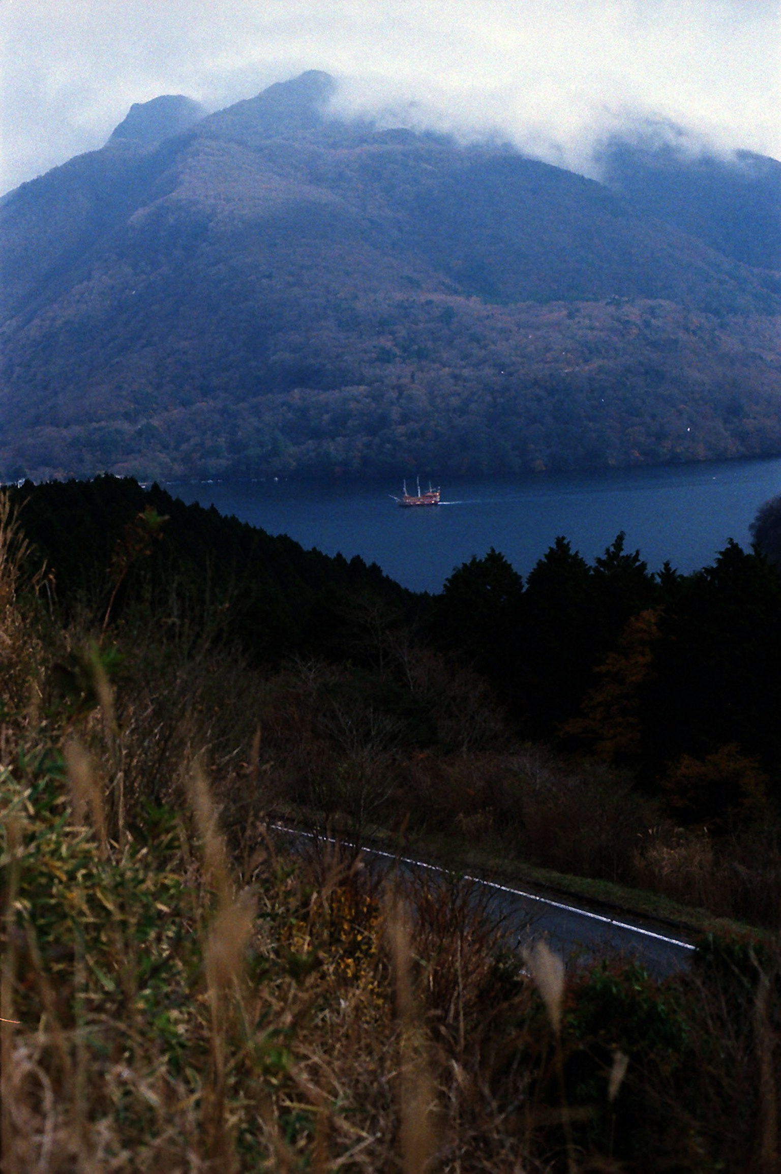 山脈和湖泊的風景中有一艘船