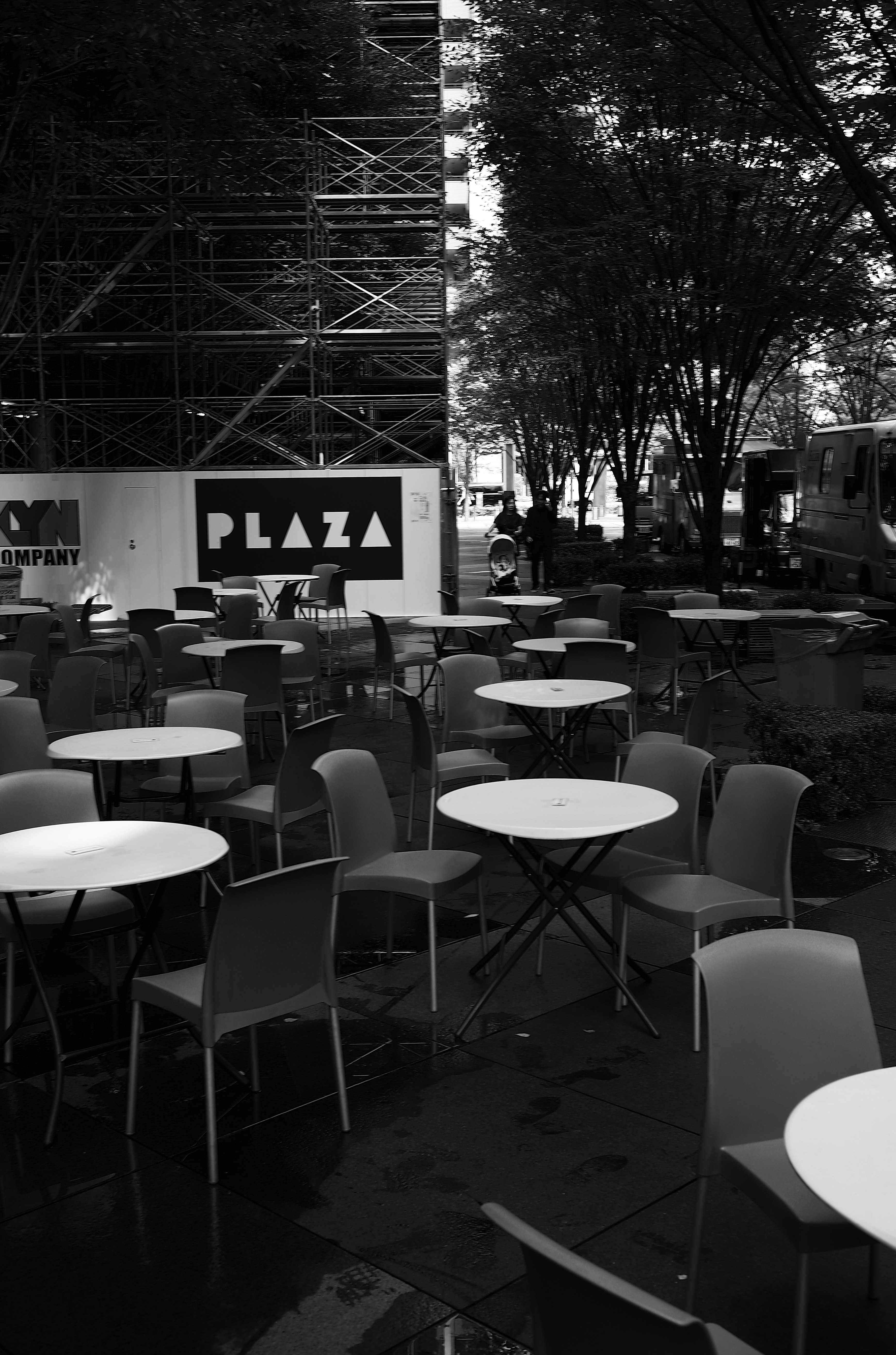 屋外のテラス席と「PLAZA」看板のある空間