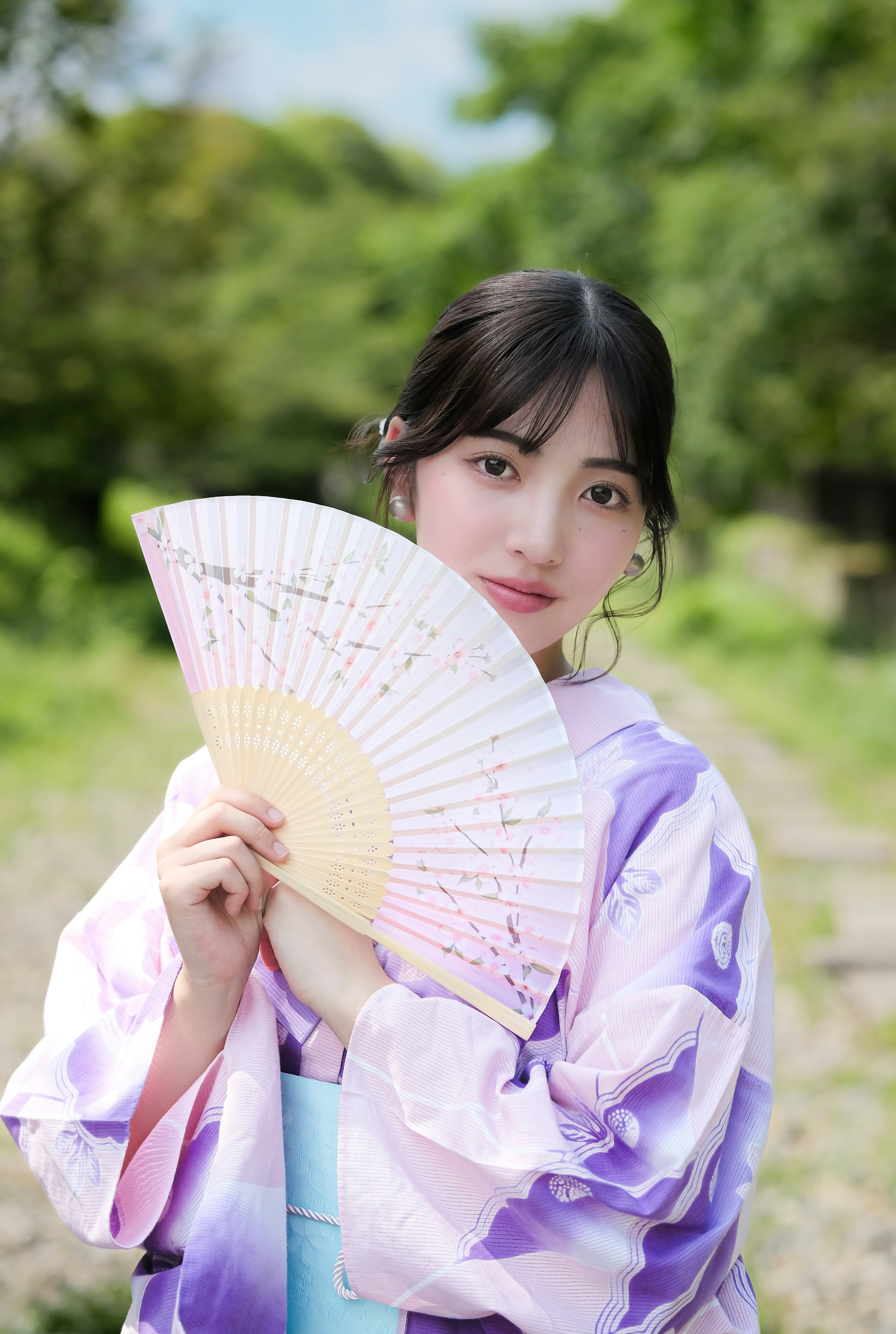 穿日式浴衣的女性手持扇子的肖像