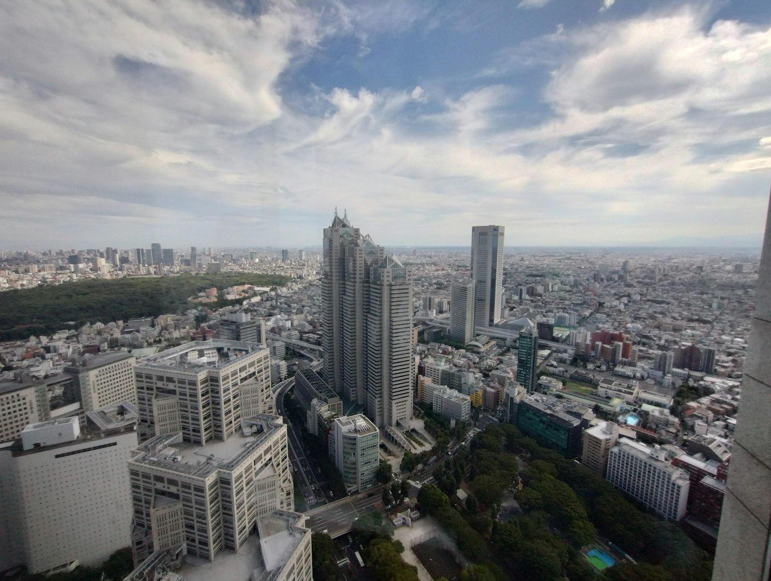Vue panoramique de la ville avec des gratte-ciels et un ciel bleu