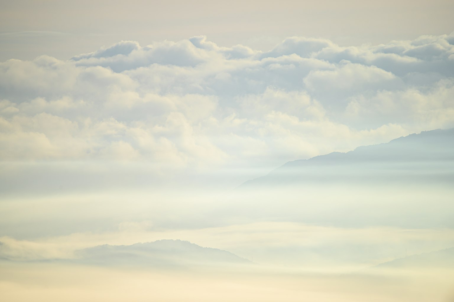 Nubes suaves en tonos pasteles en un cielo sereno