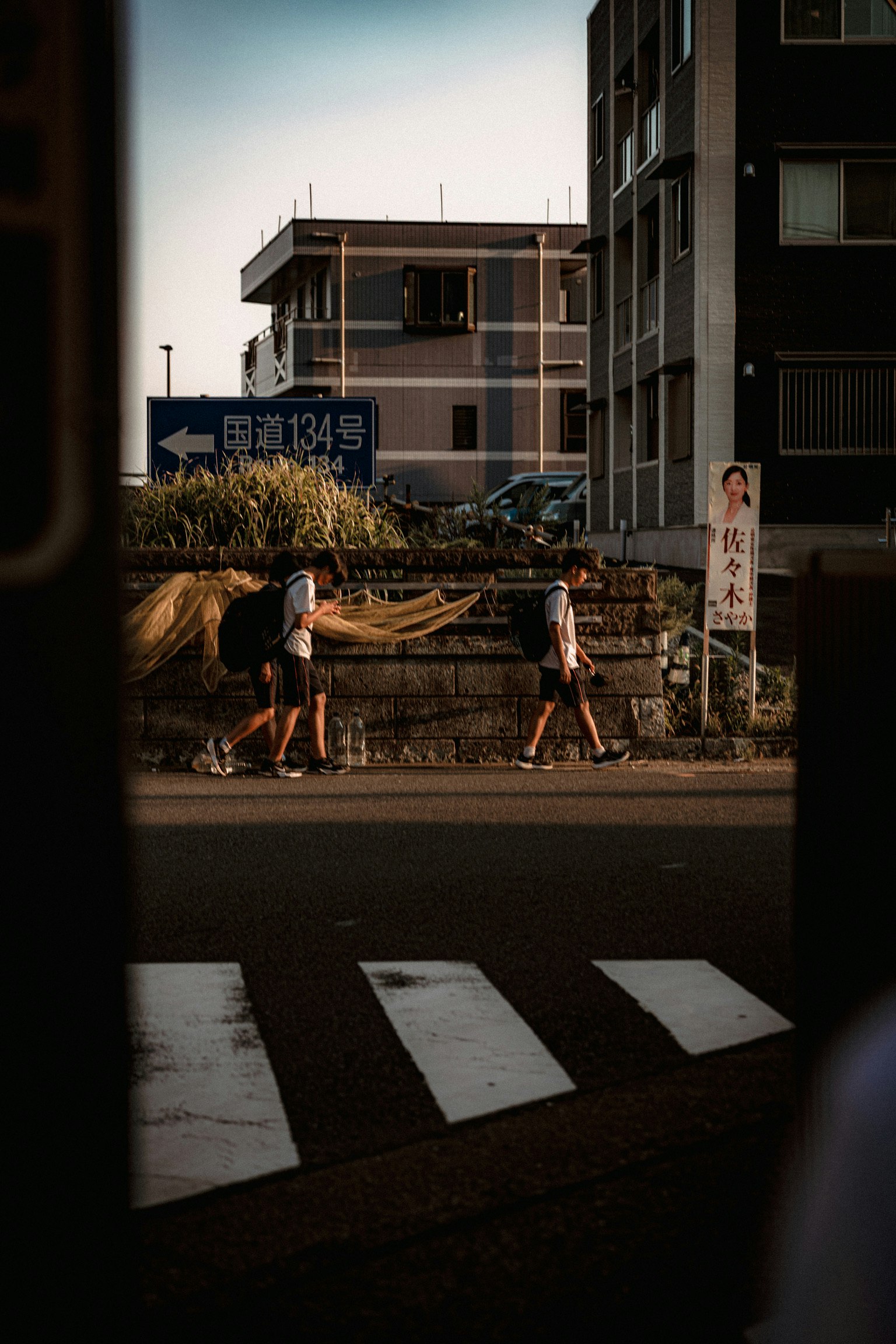 夕暮れの路地で歩く人と自転車のある街角