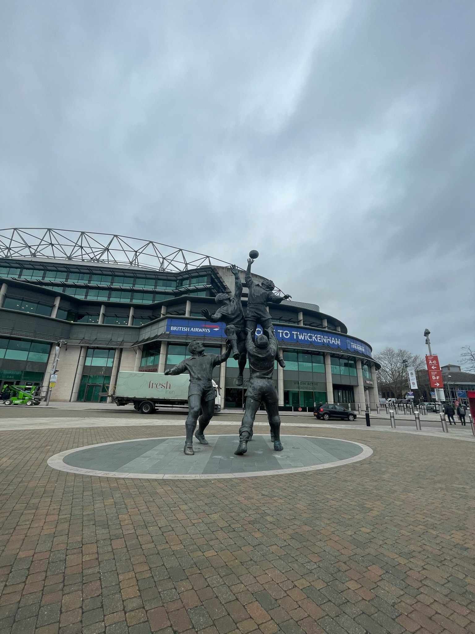Statua davanti allo stadio di Wembley sotto un cielo nuvoloso